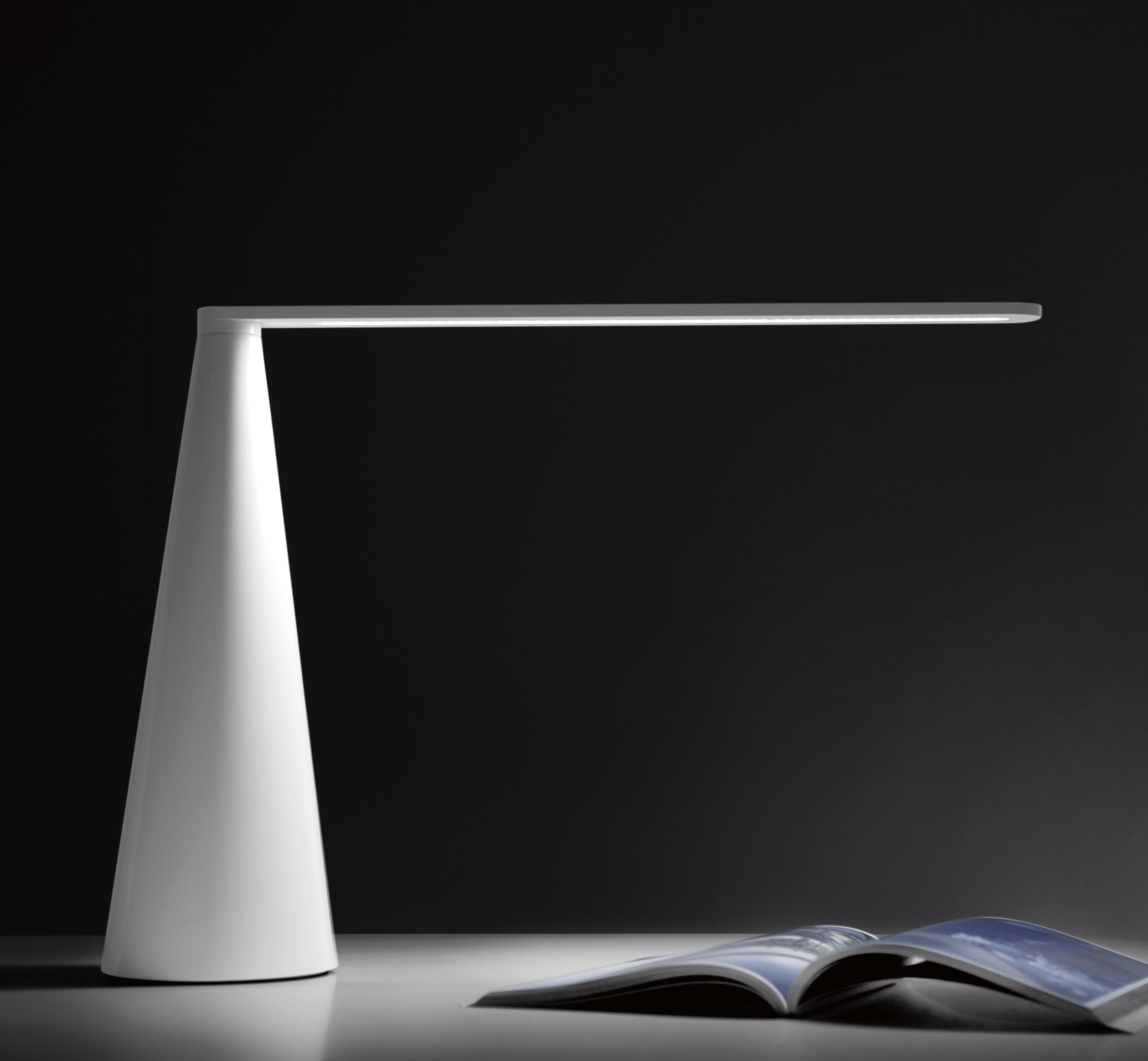 ELICA table lamp in glossy white