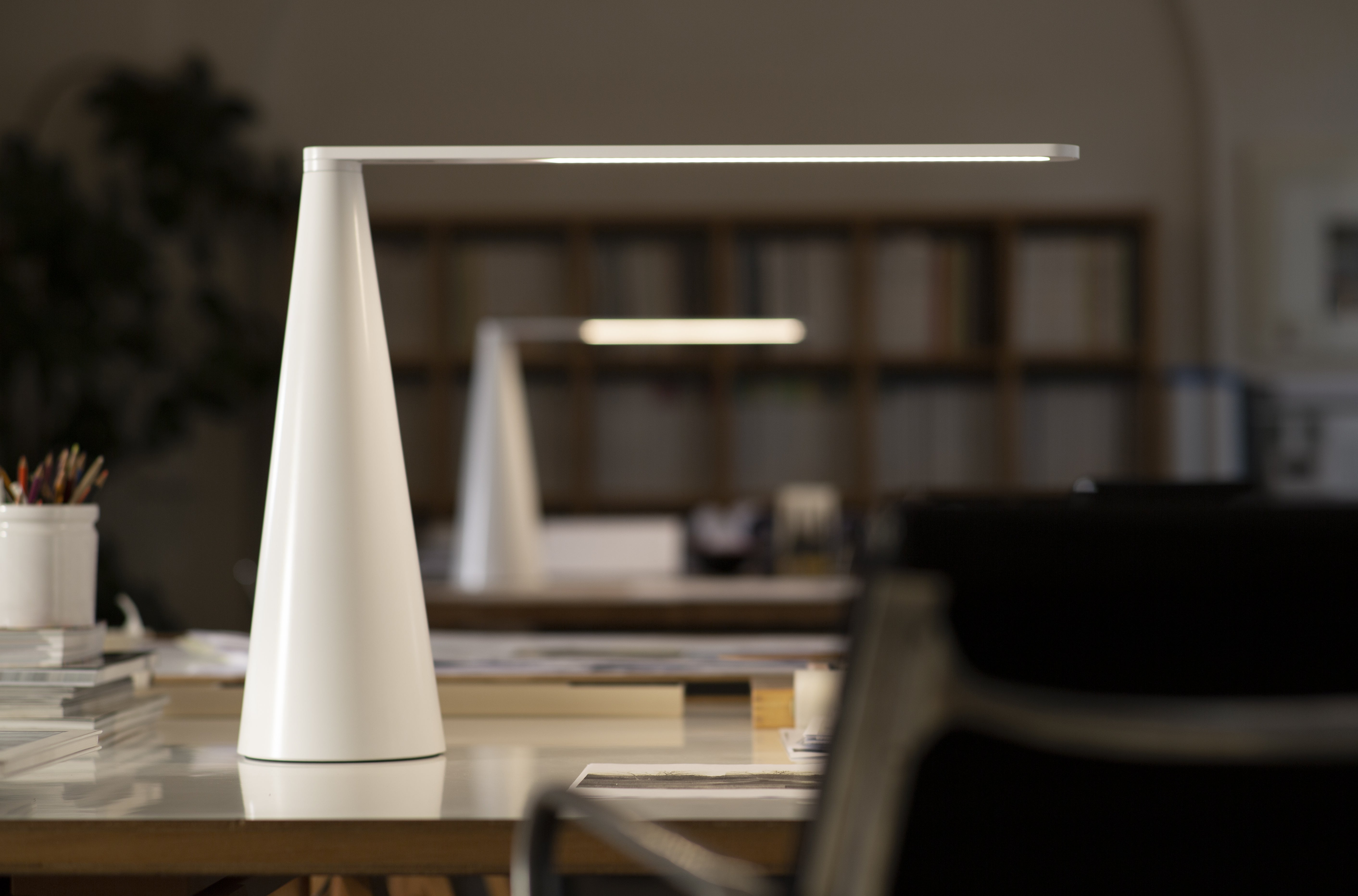 ELICA table lamp in glossy white