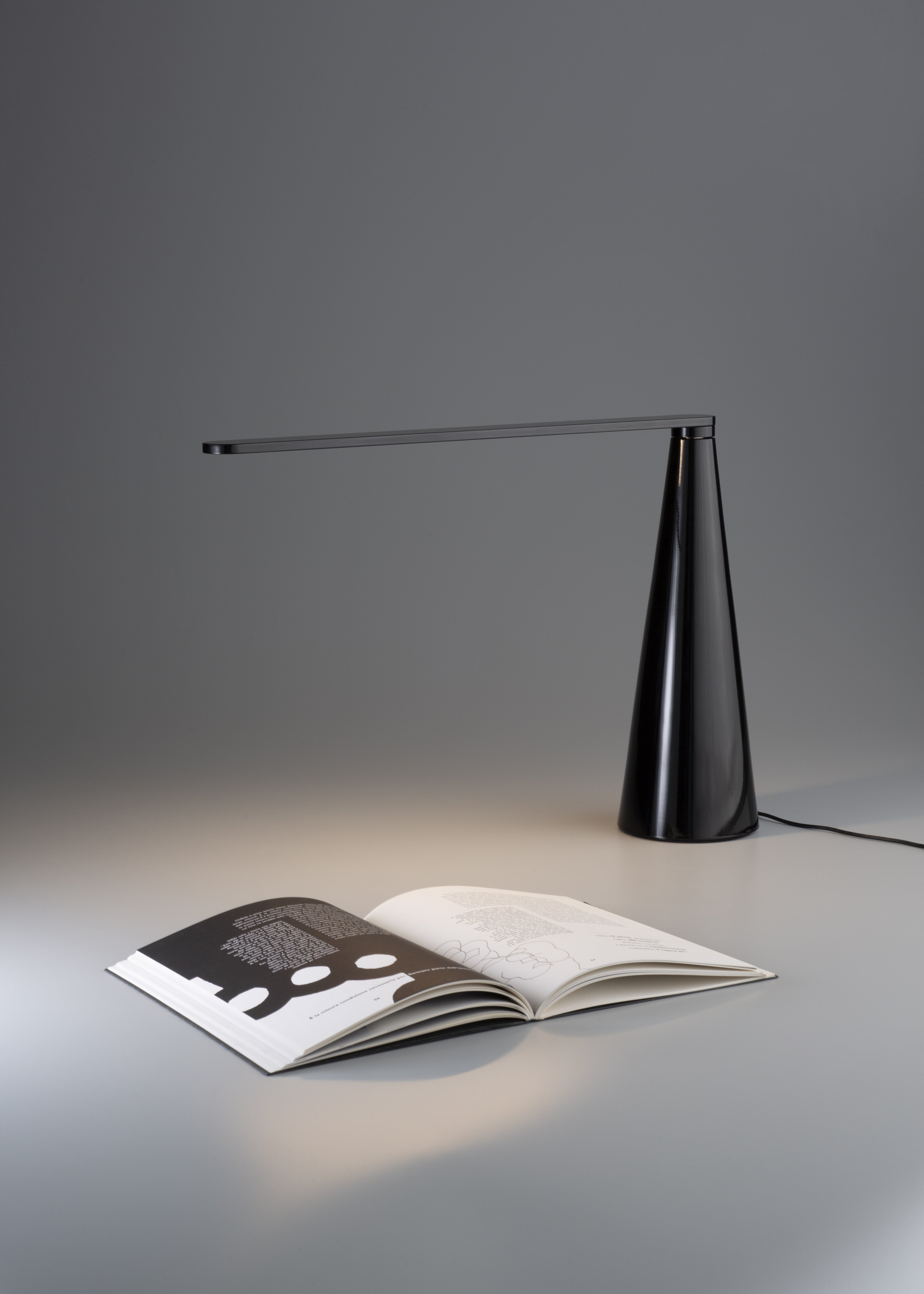 ELICA table lamp in glossy white