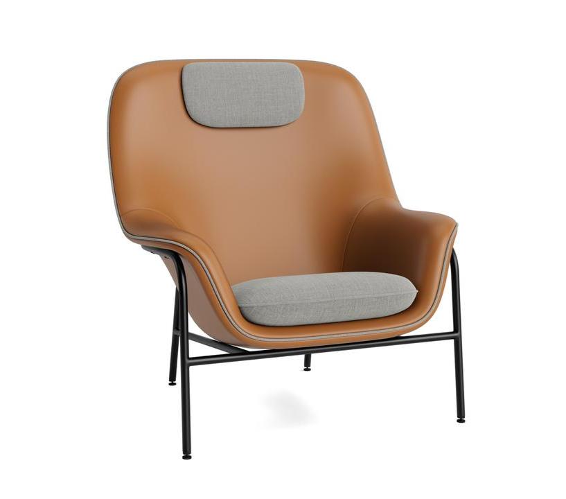 Drape High W. Kopfstütze Drape -Sessel mit einer schwarzen Metallbasis