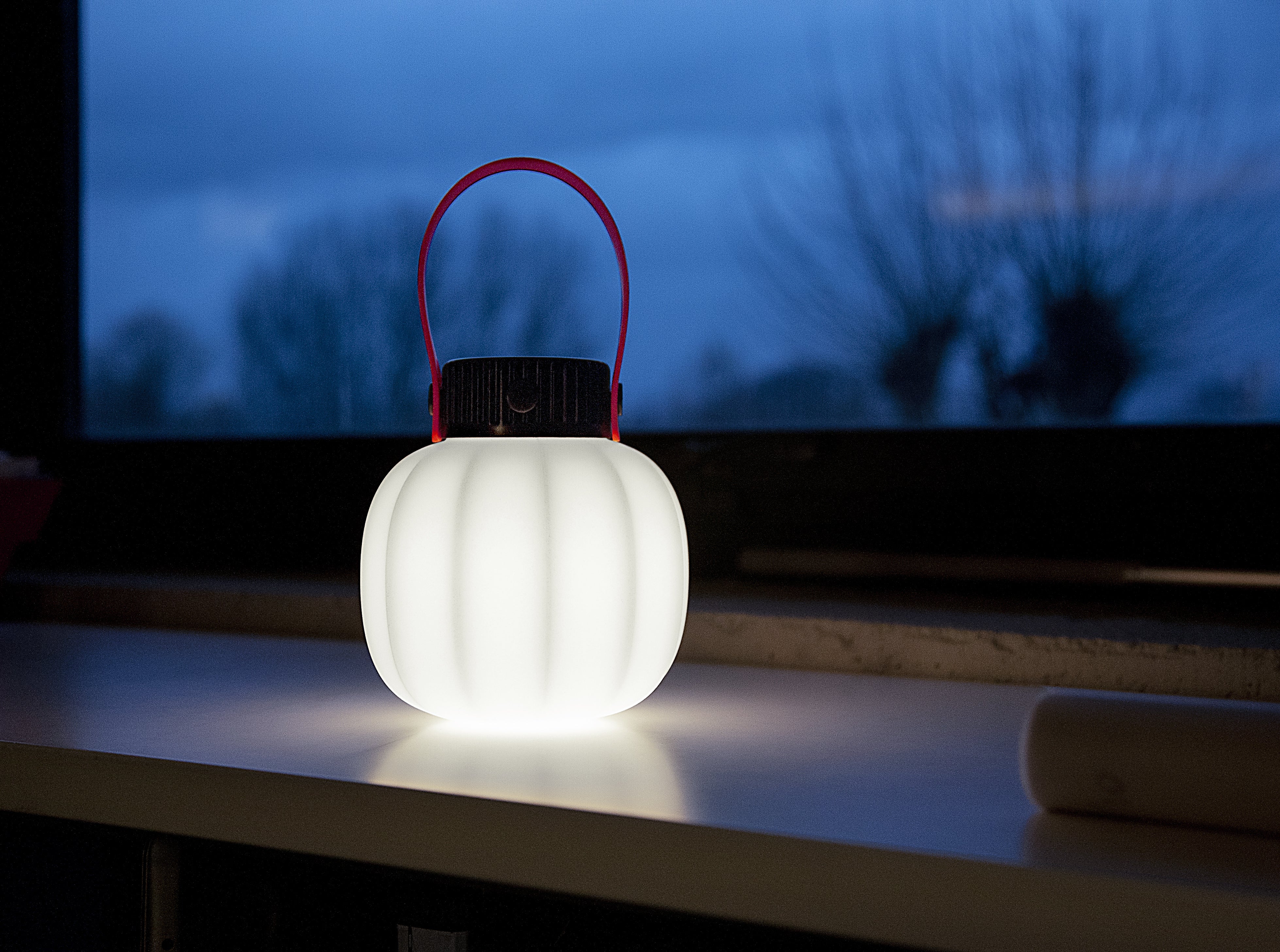 Tragbare Außenlampe KIKI in Weiß mit Silikongriff