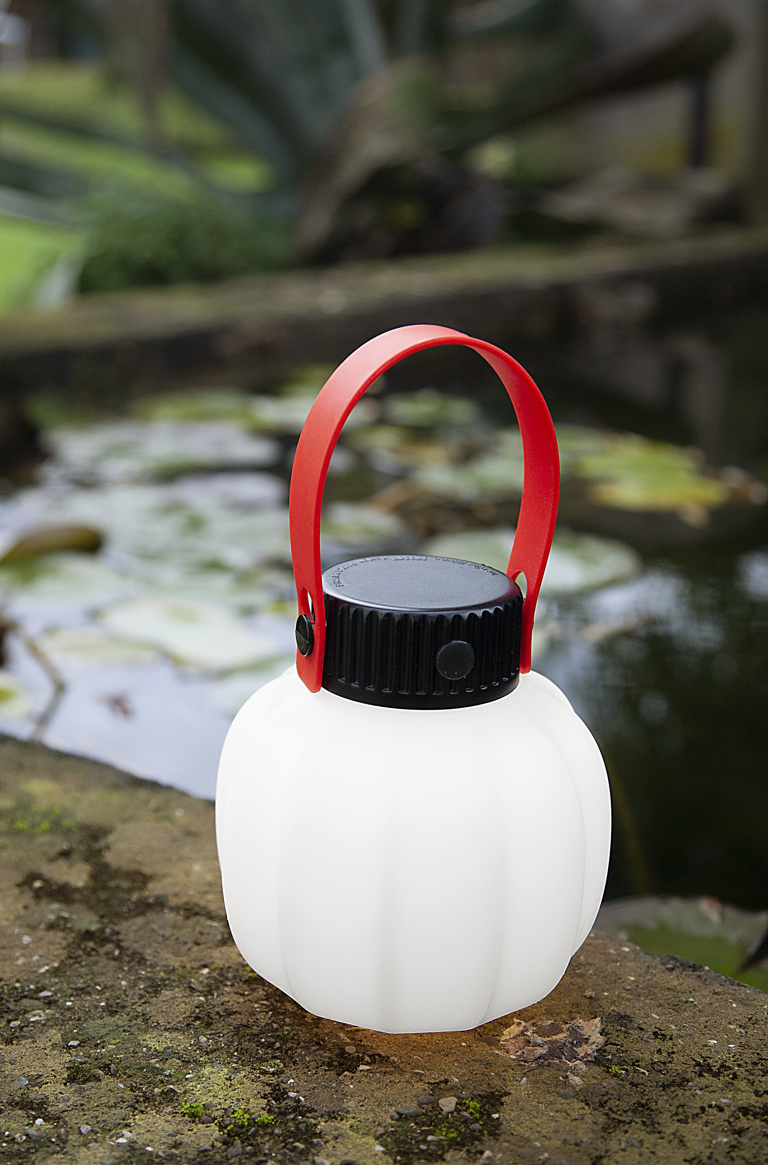 Tragbare Außenlampe KIKI in Weiß mit Silikongriff