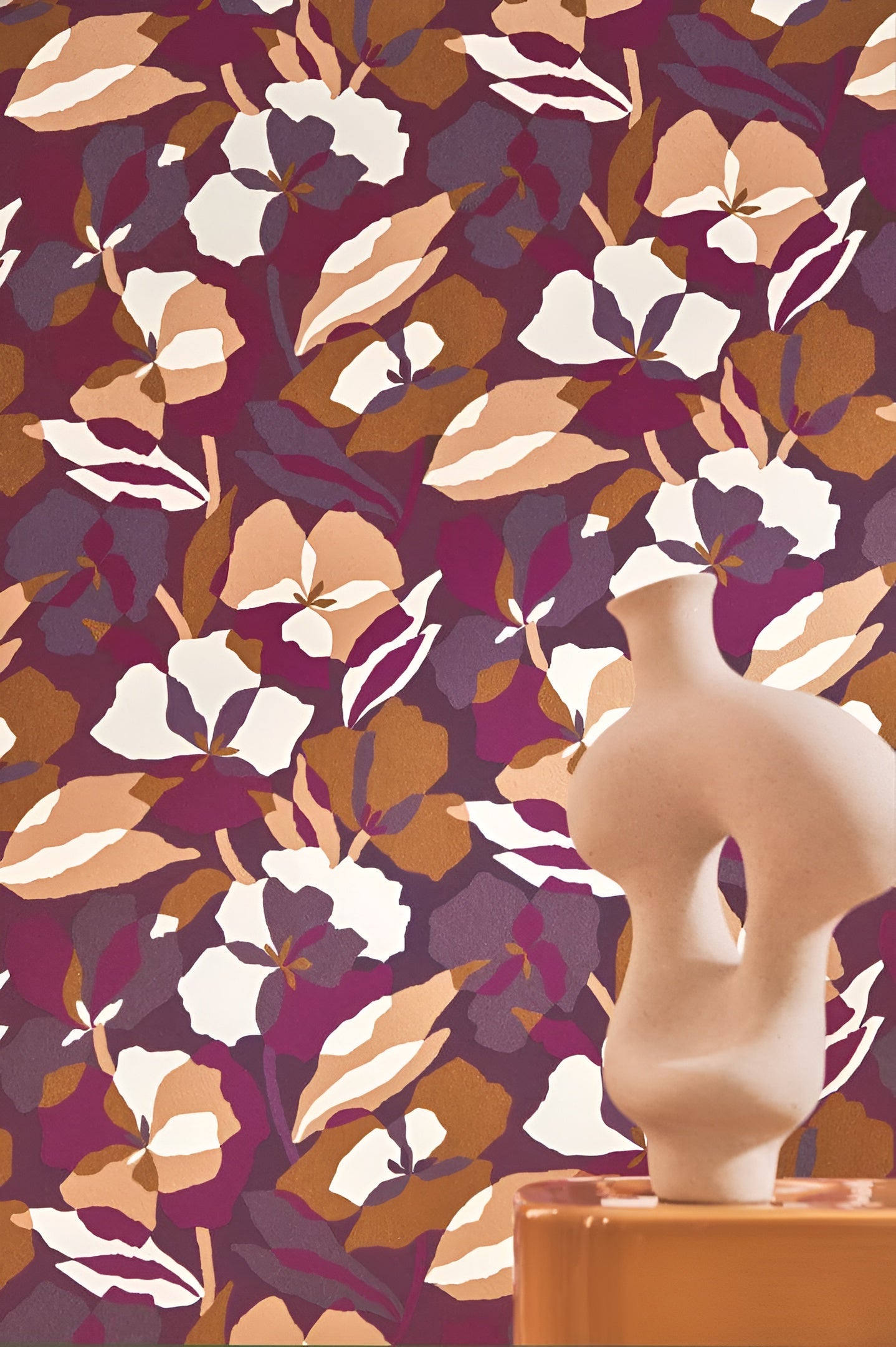 Non-woven wallpaper with a plant motif AMARYLLIS - PURPLE/AMBER purple with beige