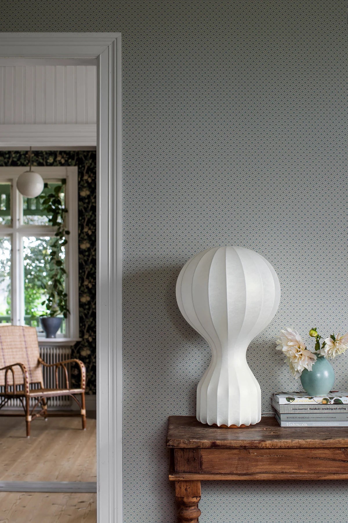 Geometrische Tapete mit Blumenmotiv DAISY grau