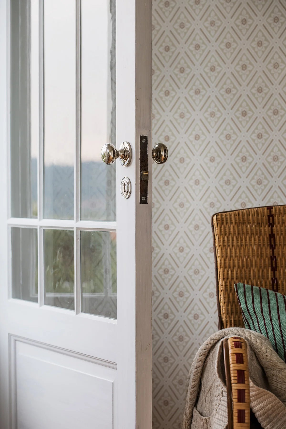 Vlies-Tapete mit geometrischem Muster ESTER beige mit Gold