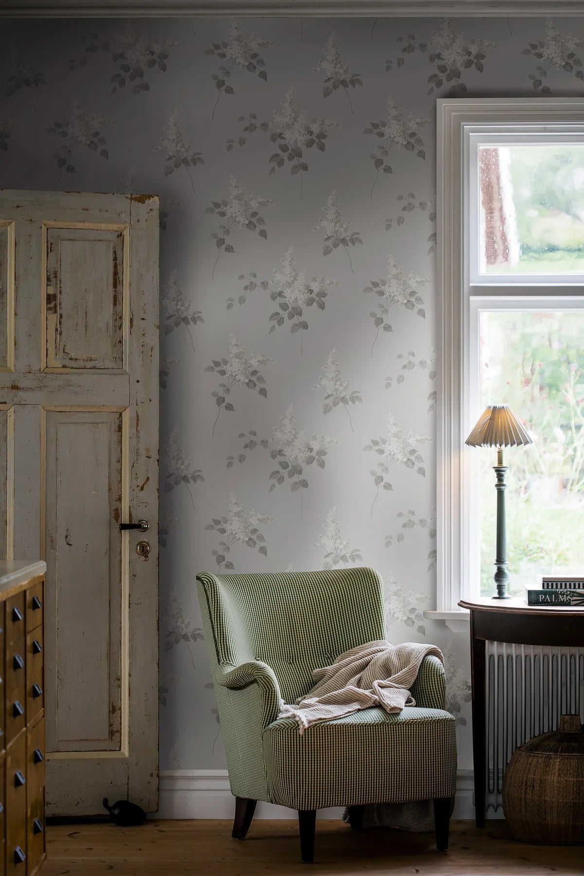 Tapete mit floralem Lilienmuster in Grau und Weiß