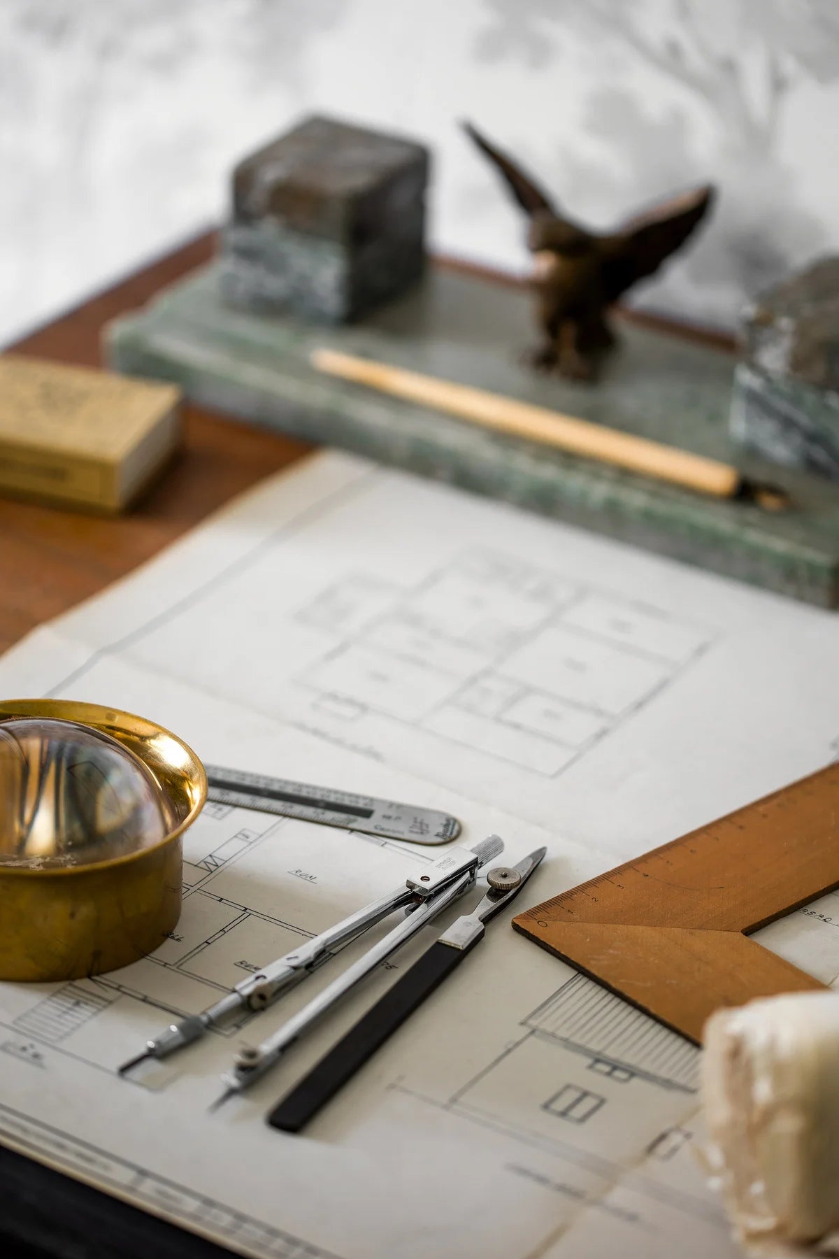 Vlies-Tapete mit pflanzlichem Muster COUNTRYSIDE MORNING weiß mit grau