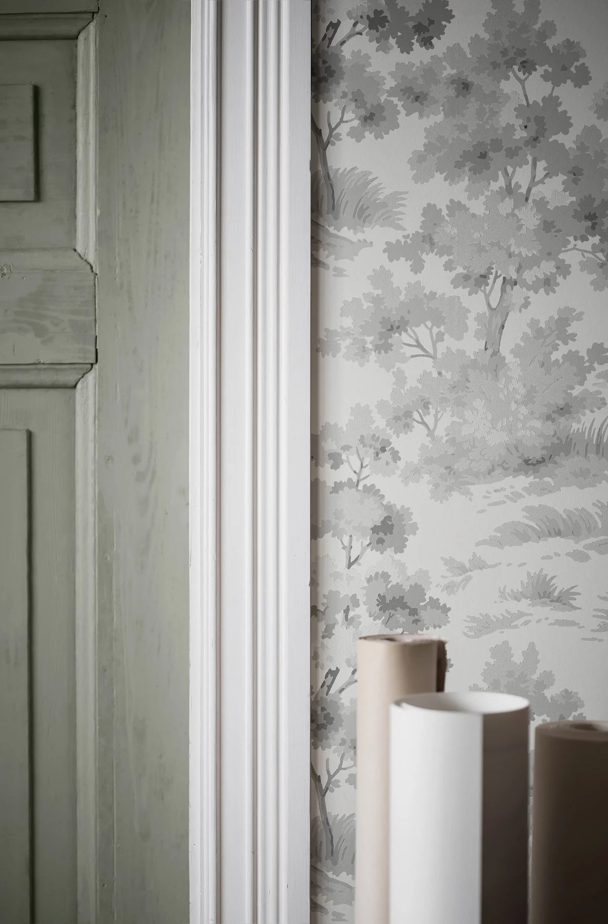 Vlies-Tapete mit pflanzlichem Muster COUNTRYSIDE MORNING weiß mit grau