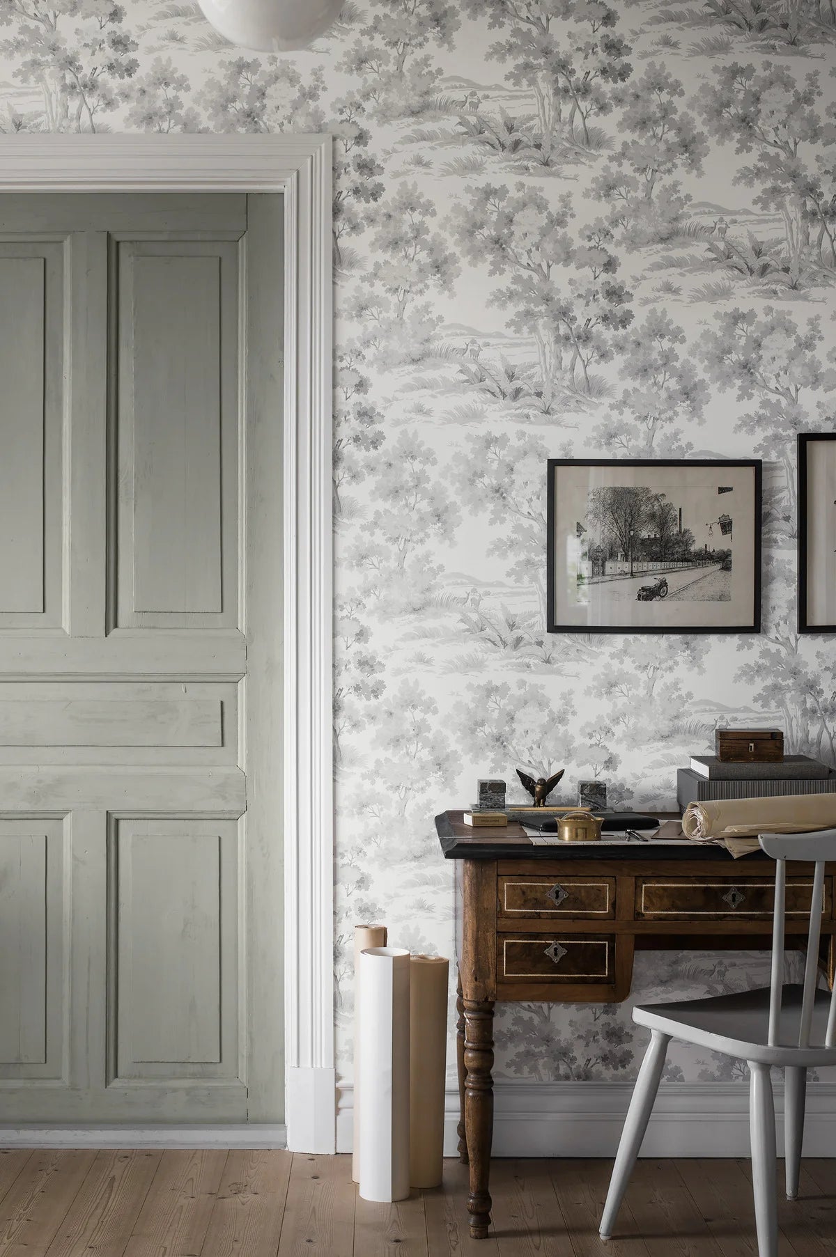 Vlies-Tapete mit pflanzlichem Muster COUNTRYSIDE MORNING weiß mit grau