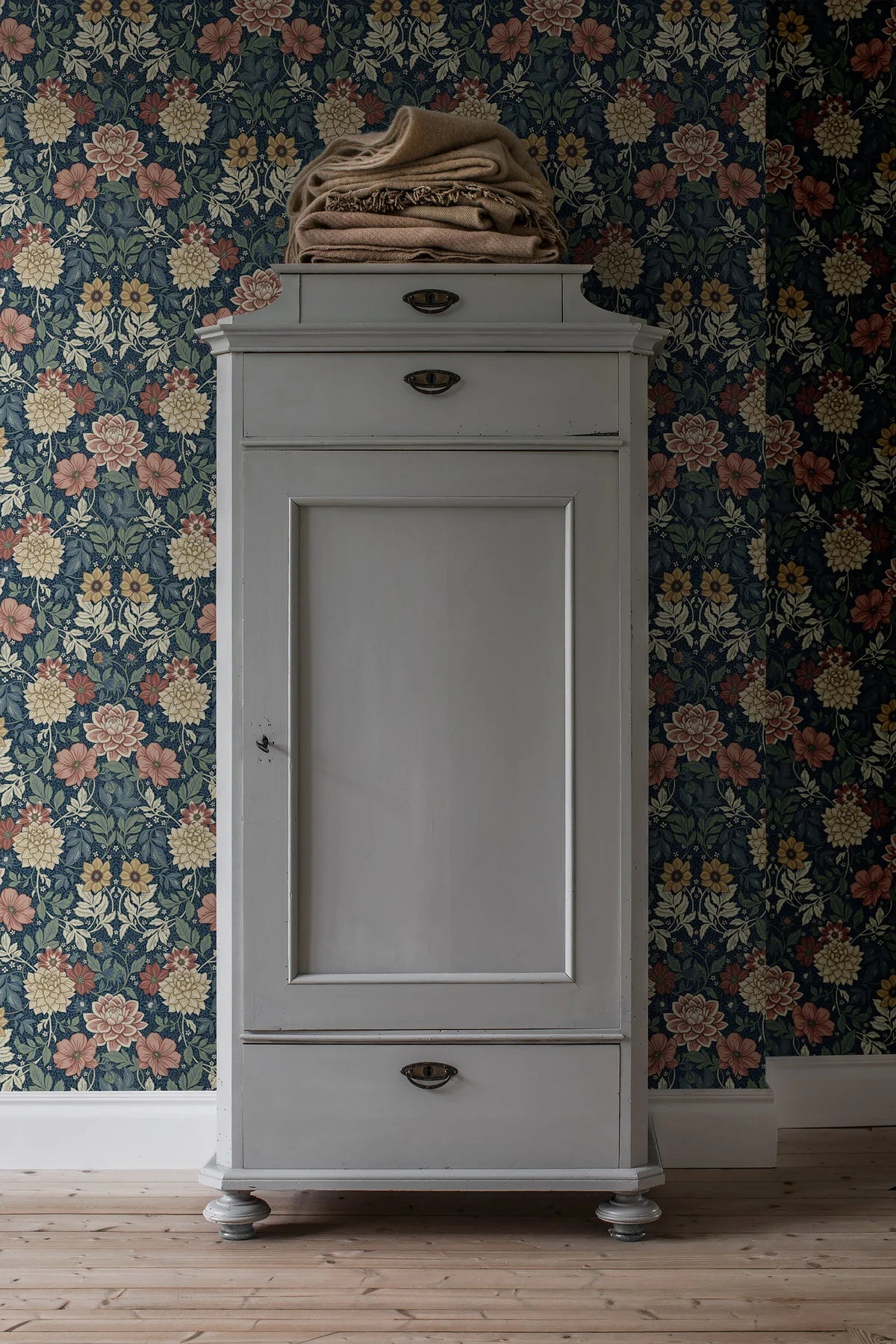 Vlies-Tapete mit Pflanzenmuster DAHLIA GARDEN dunkelblau mit beige und rosa