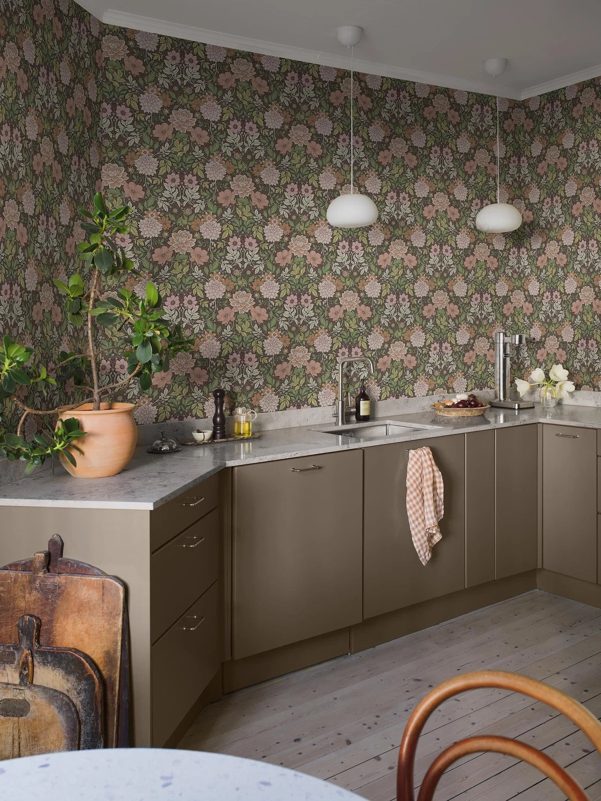 Vlies-Tapete mit Pflanzenmuster DAHLIA GARDEN hellgrün mit rosa