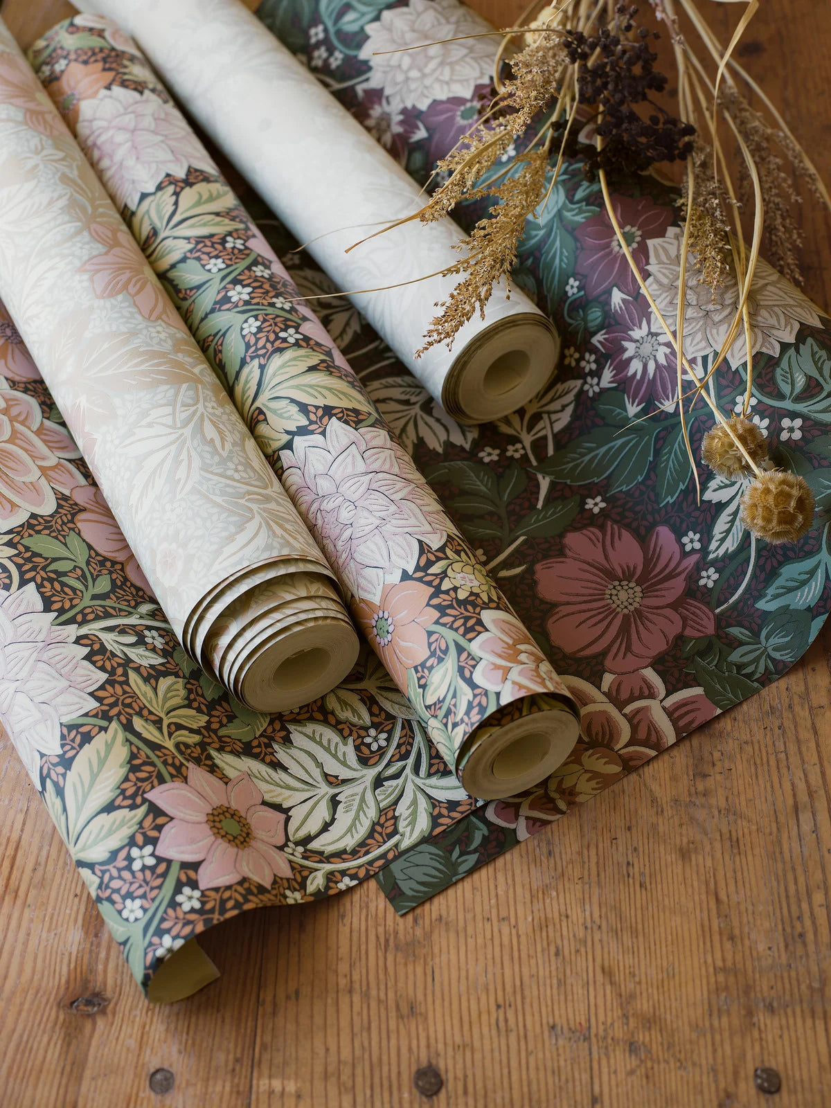 Vlies-Tapete mit Pflanzenmuster DAHLIA GARDEN hellgrün mit rosa