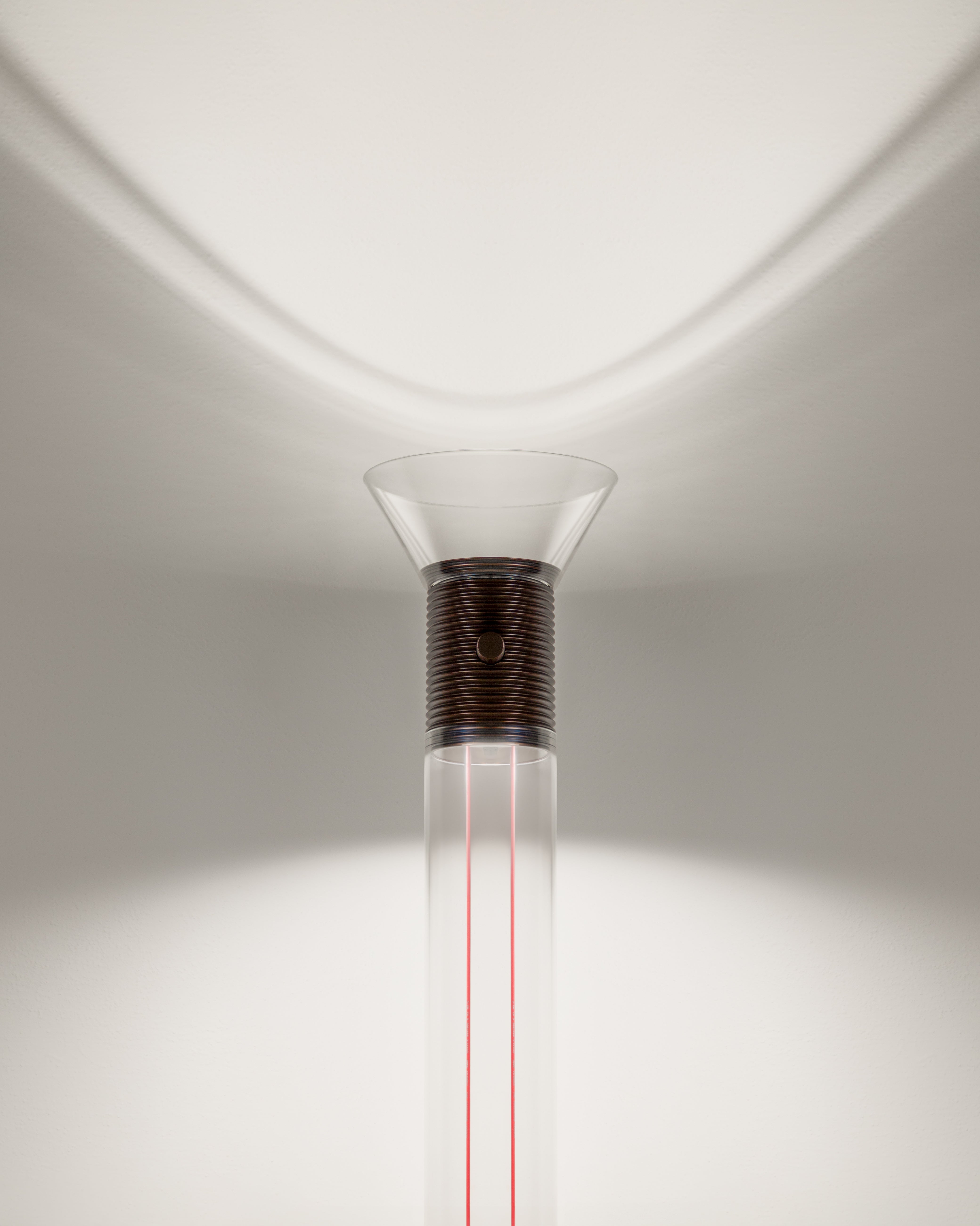Stehlampe DIA transparent mit matten braunen Elementen