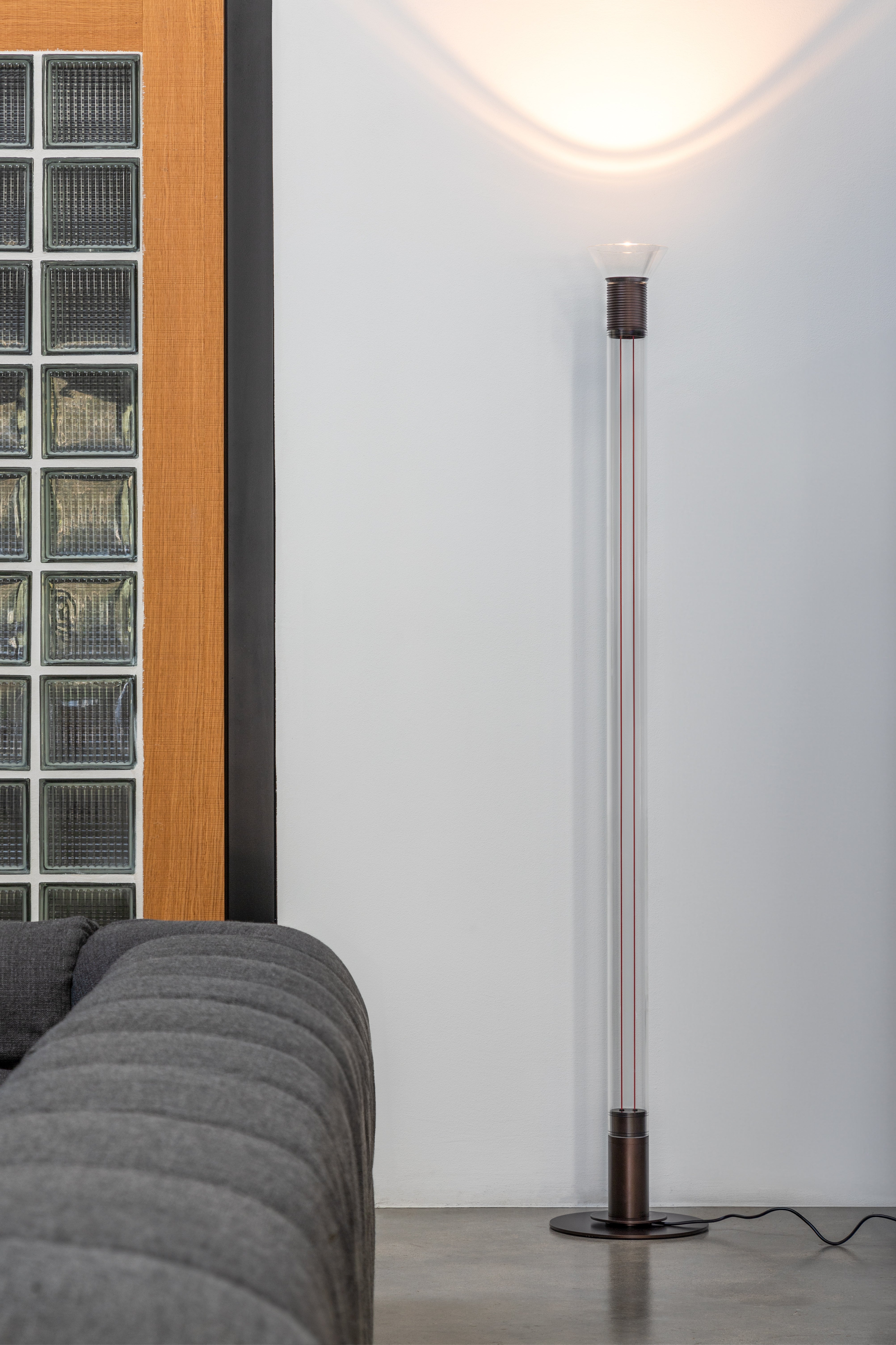 Stehlampe DIA transparent mit matten braunen Elementen