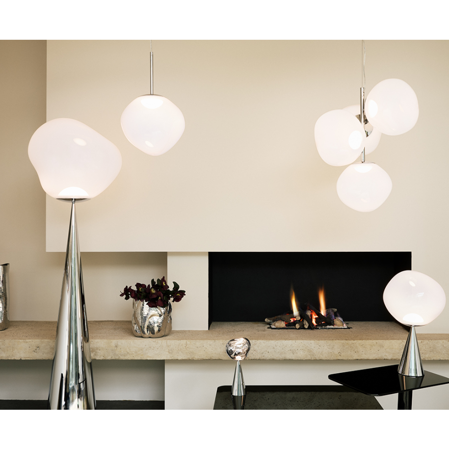 Unterirdische Stehlampe mit einer silbernen Basis schmelzen