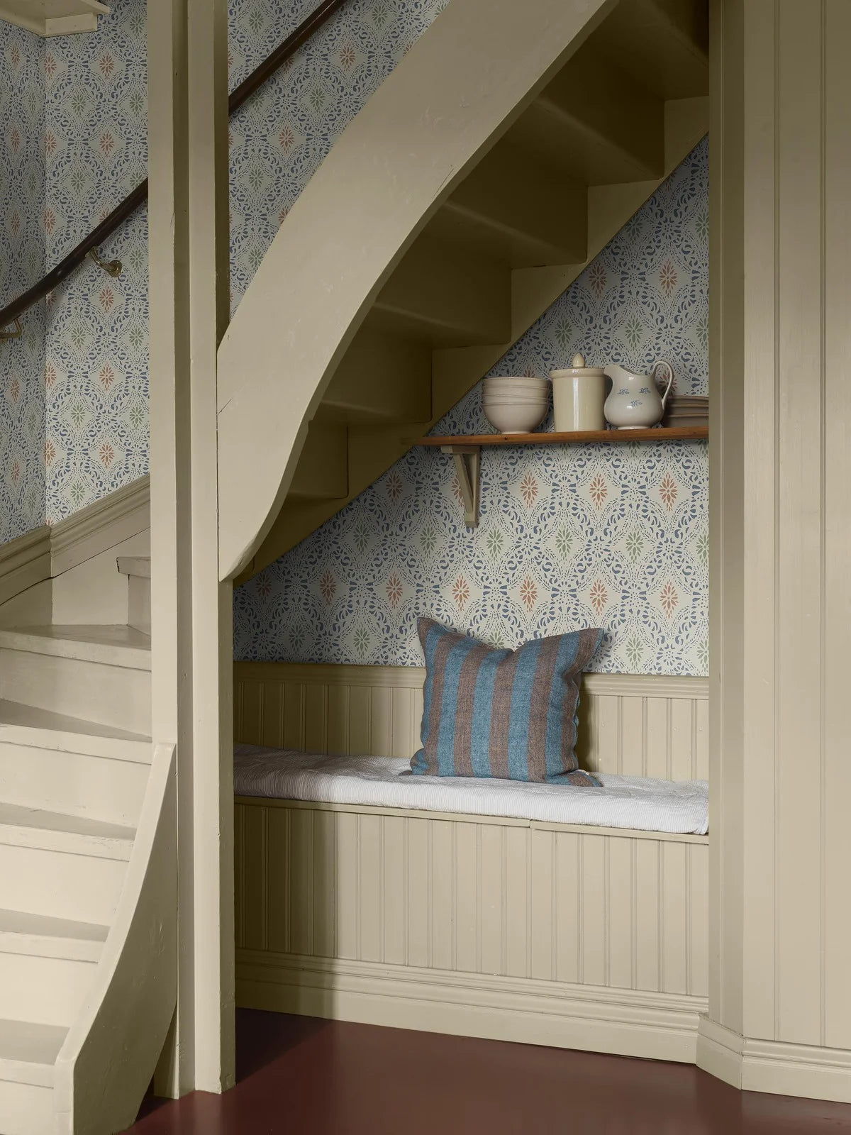 Vlies-Tapete mit geometrischem Muster KVARNHOLMEN blau mit sandfarbenem Hintergrund