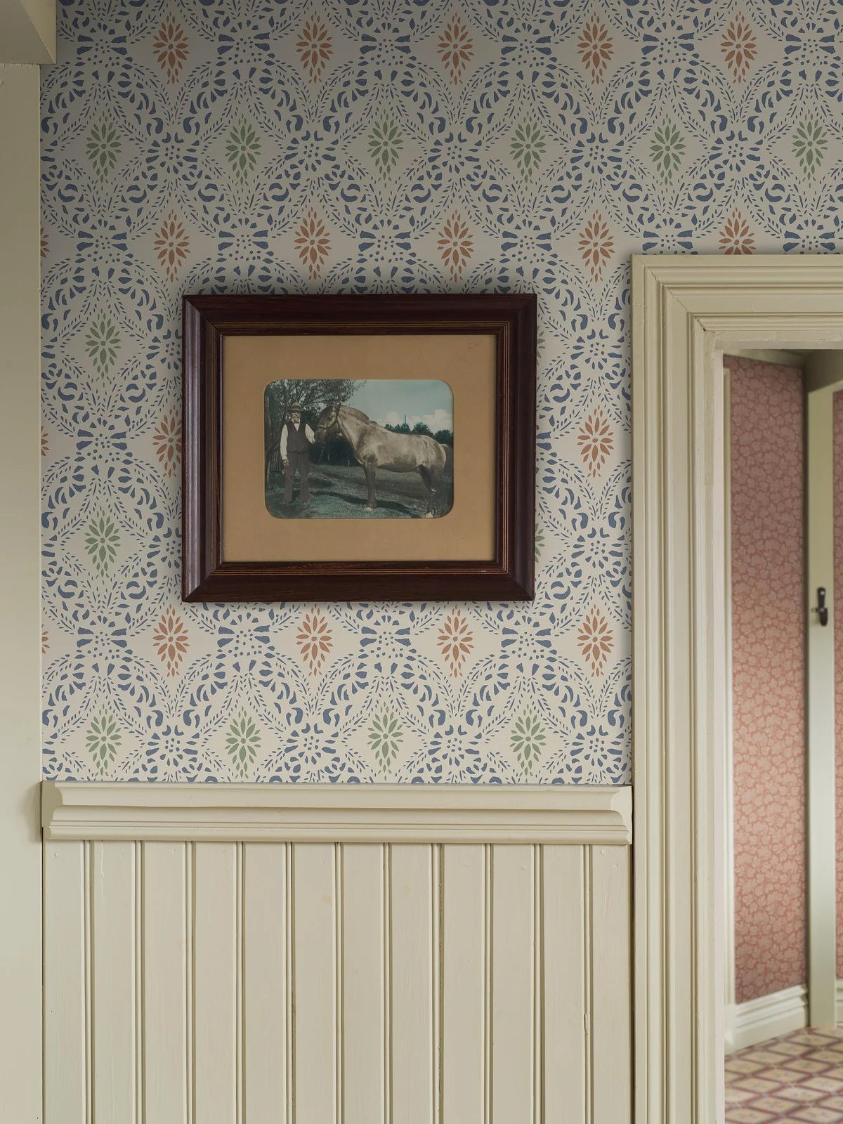 Vlies-Tapete mit geometrischem Muster KVARNHOLMEN blau mit sandfarbenem Hintergrund