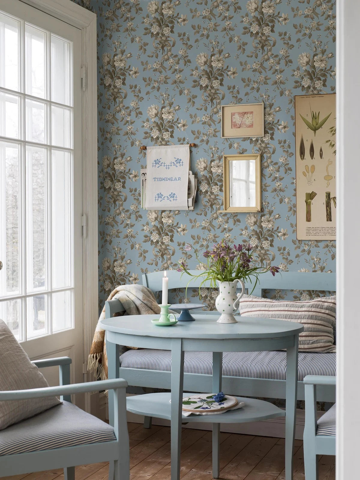 Vlies-Tapete mit pflanzlichem Muster TULLGARN blau mit grün