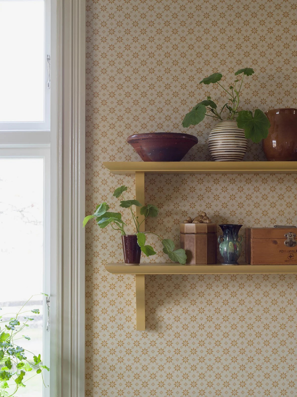 Vlies-Tapete mit geometrischem Muster STELLA in hellbeige mit Gelb