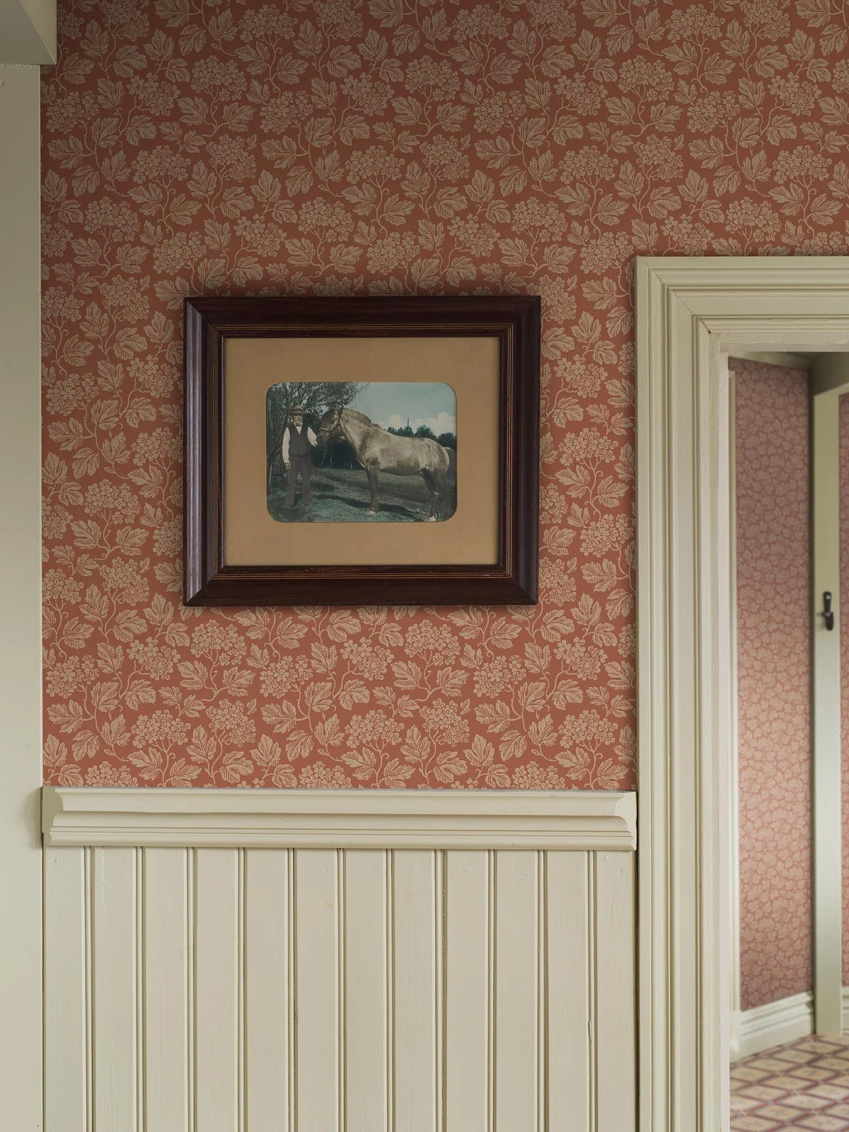 Vlies-Tapete mit pflanzlichem Muster HAGTORN Terrakotta