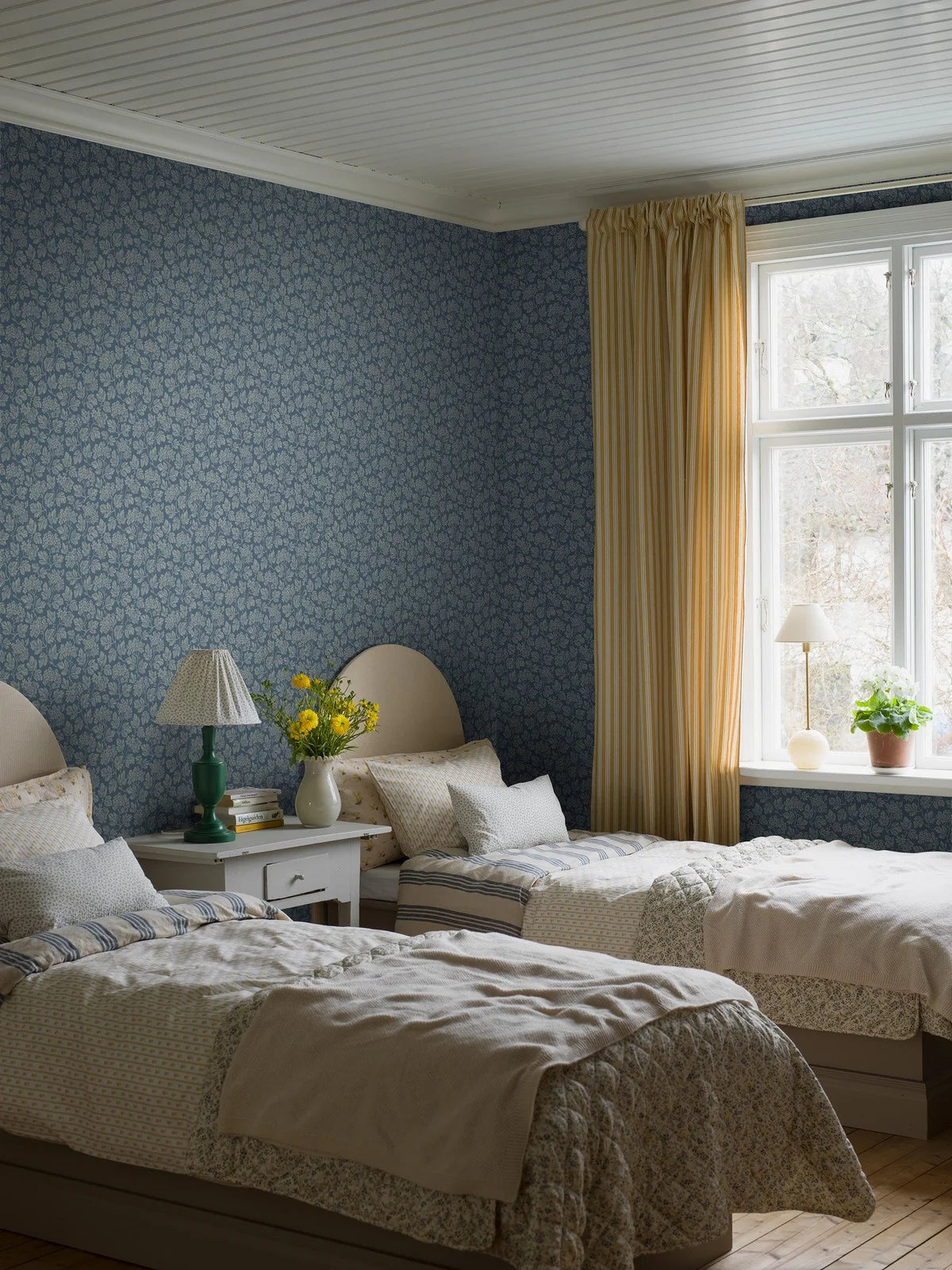 Vlies-Tapete mit pflanzlichem Muster HAGTORN blau