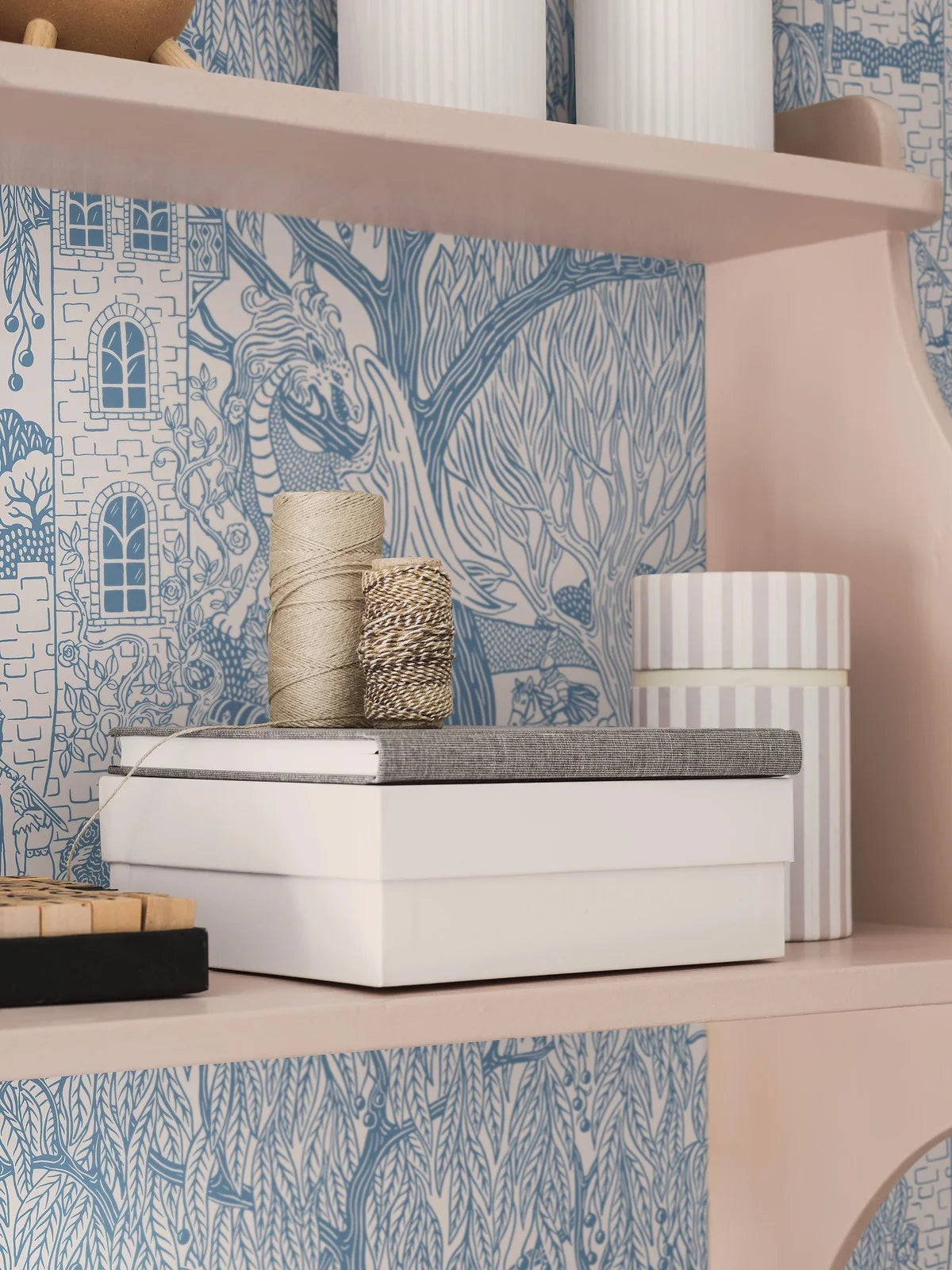 Kinder-Tapete mit dem Märchenmotiv KÖNIGREICH DER WEIDEN blau