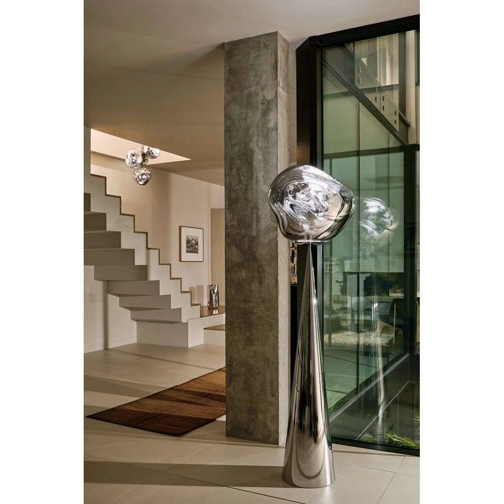 Silberstehlampe mit einer silbernen Basis schmelzen