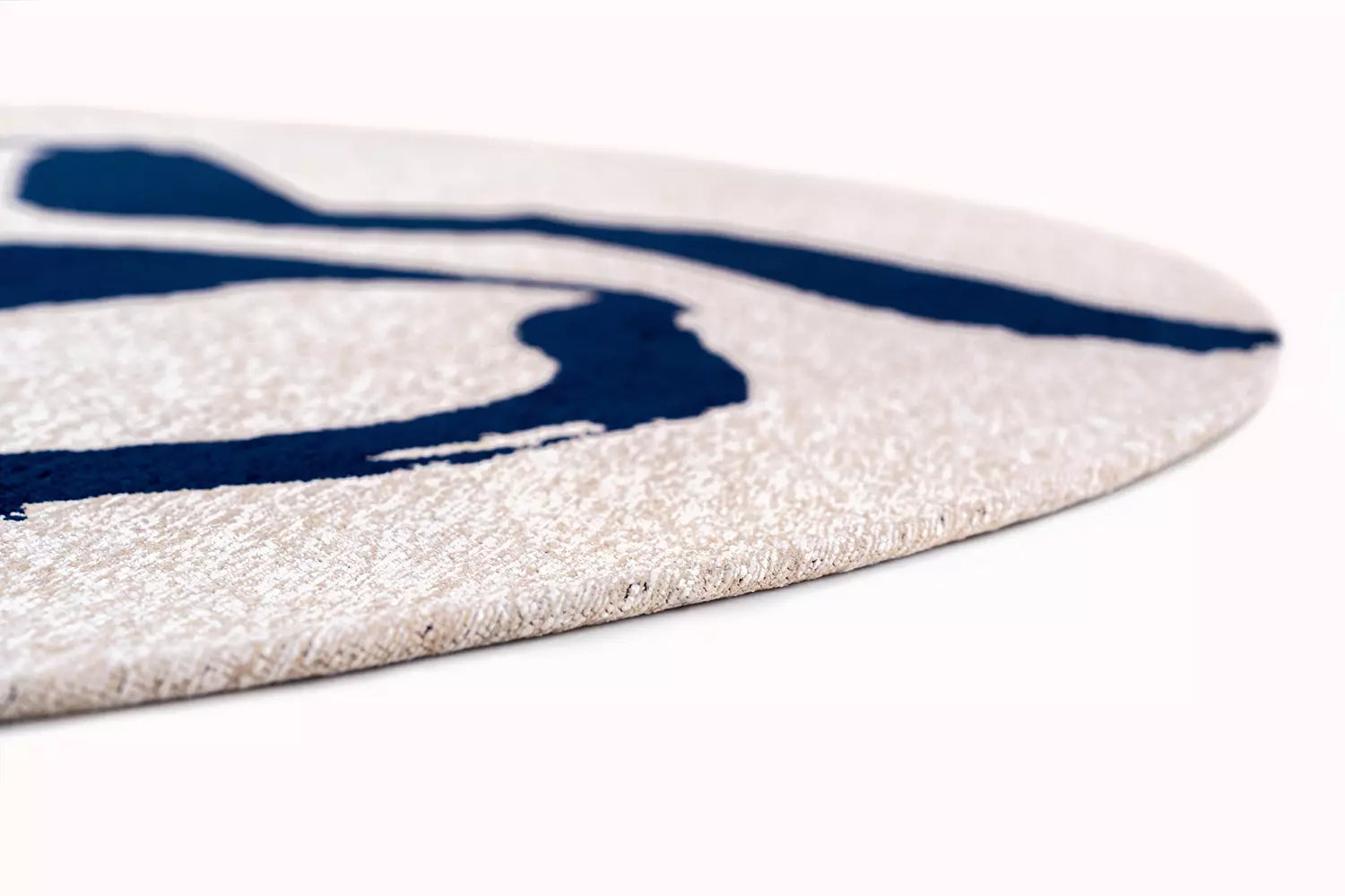 Round RIBBON rug in white with navy blue