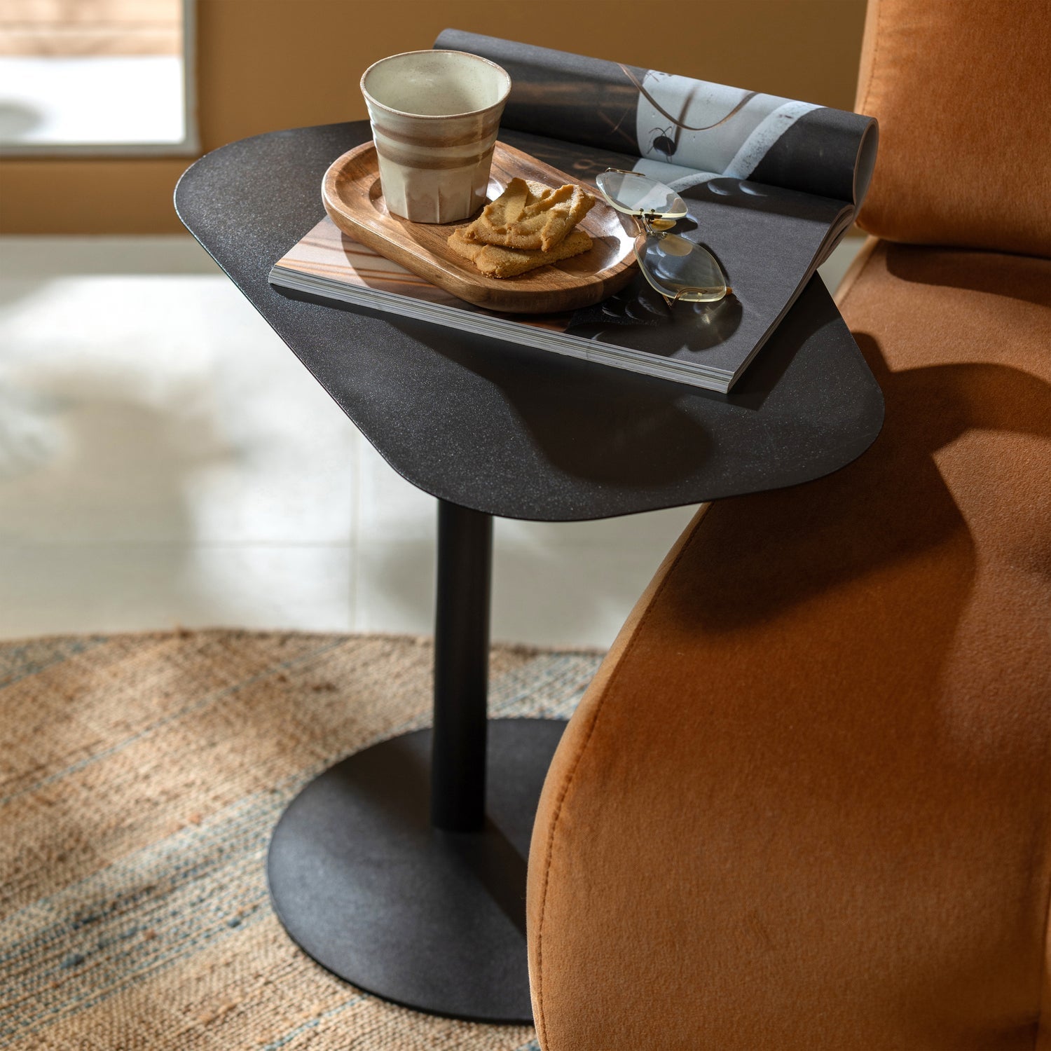 Lia Black table