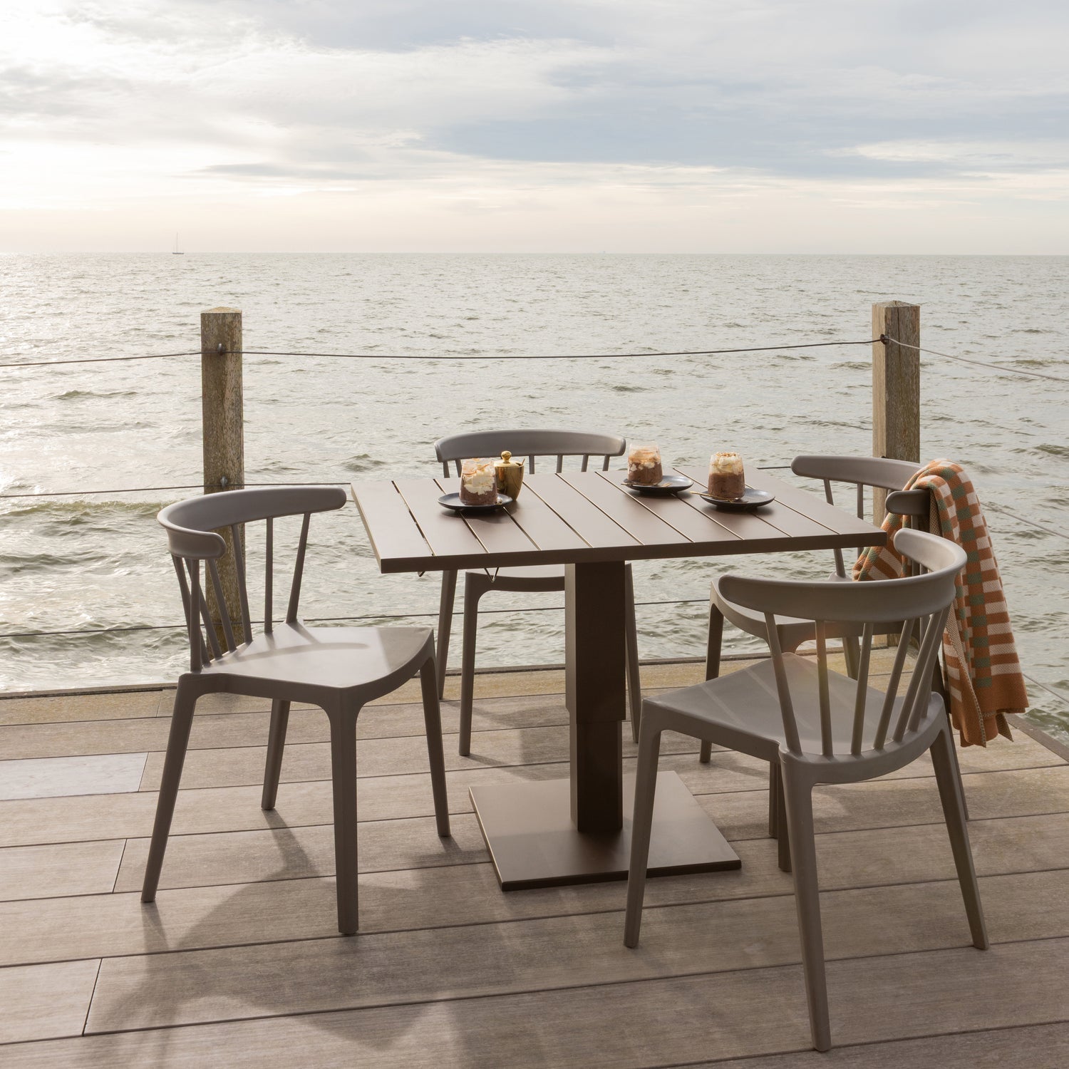 Verstellbarer Gartentisch TESSO braun