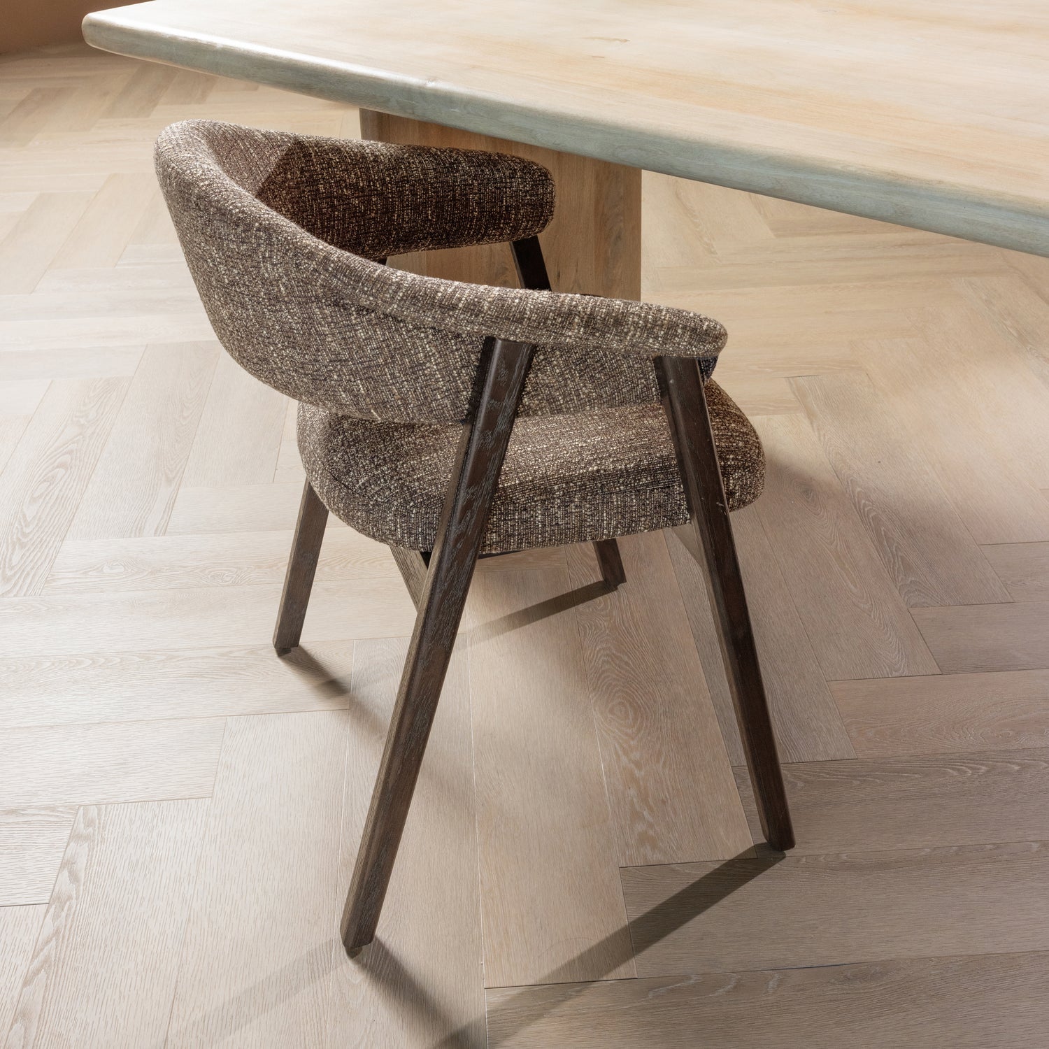 Sessel mit Armlehnen TUNAR braun mit dunkelbraunem Holzgestell