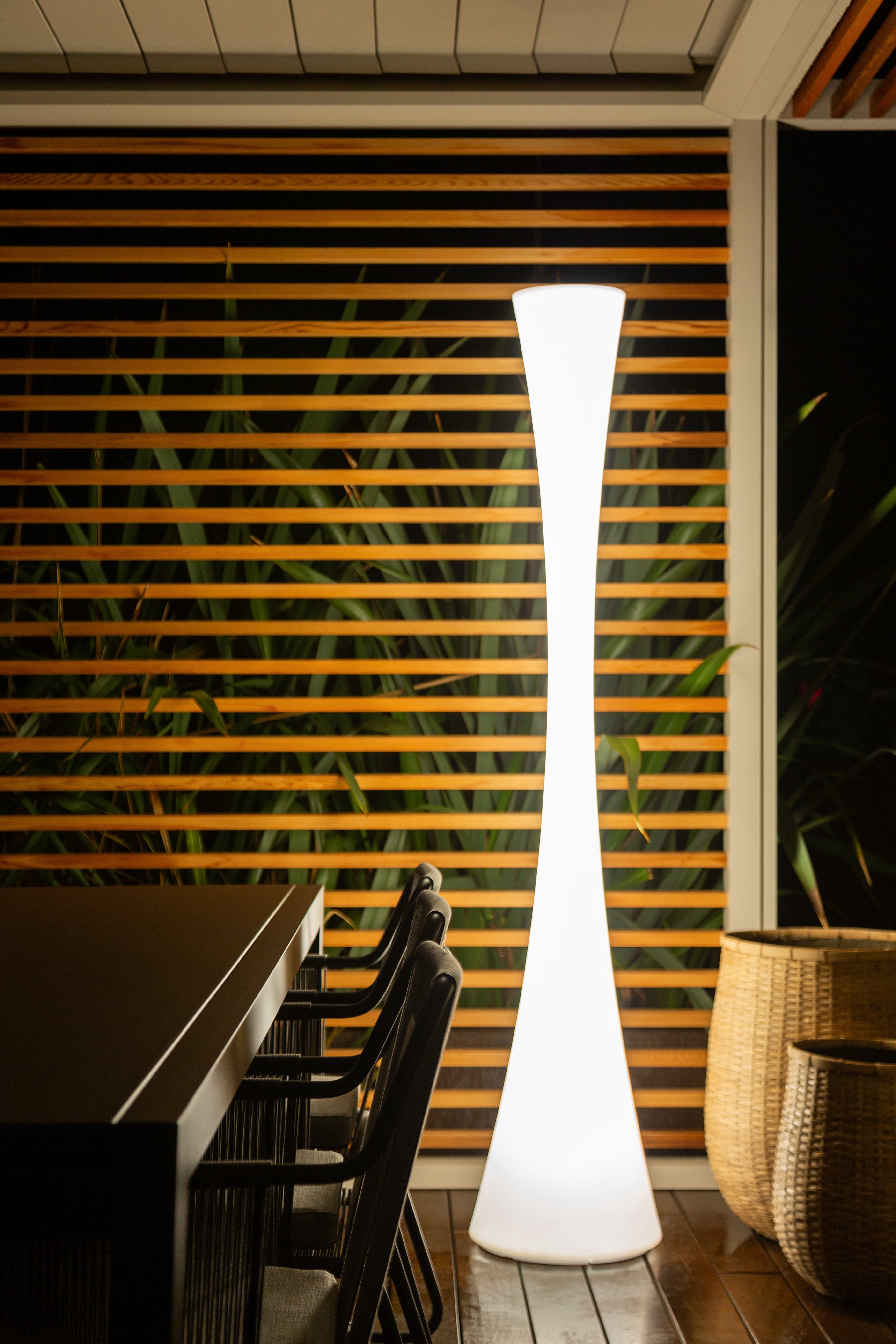 BICONICA Floor Lamp in Glossy Black