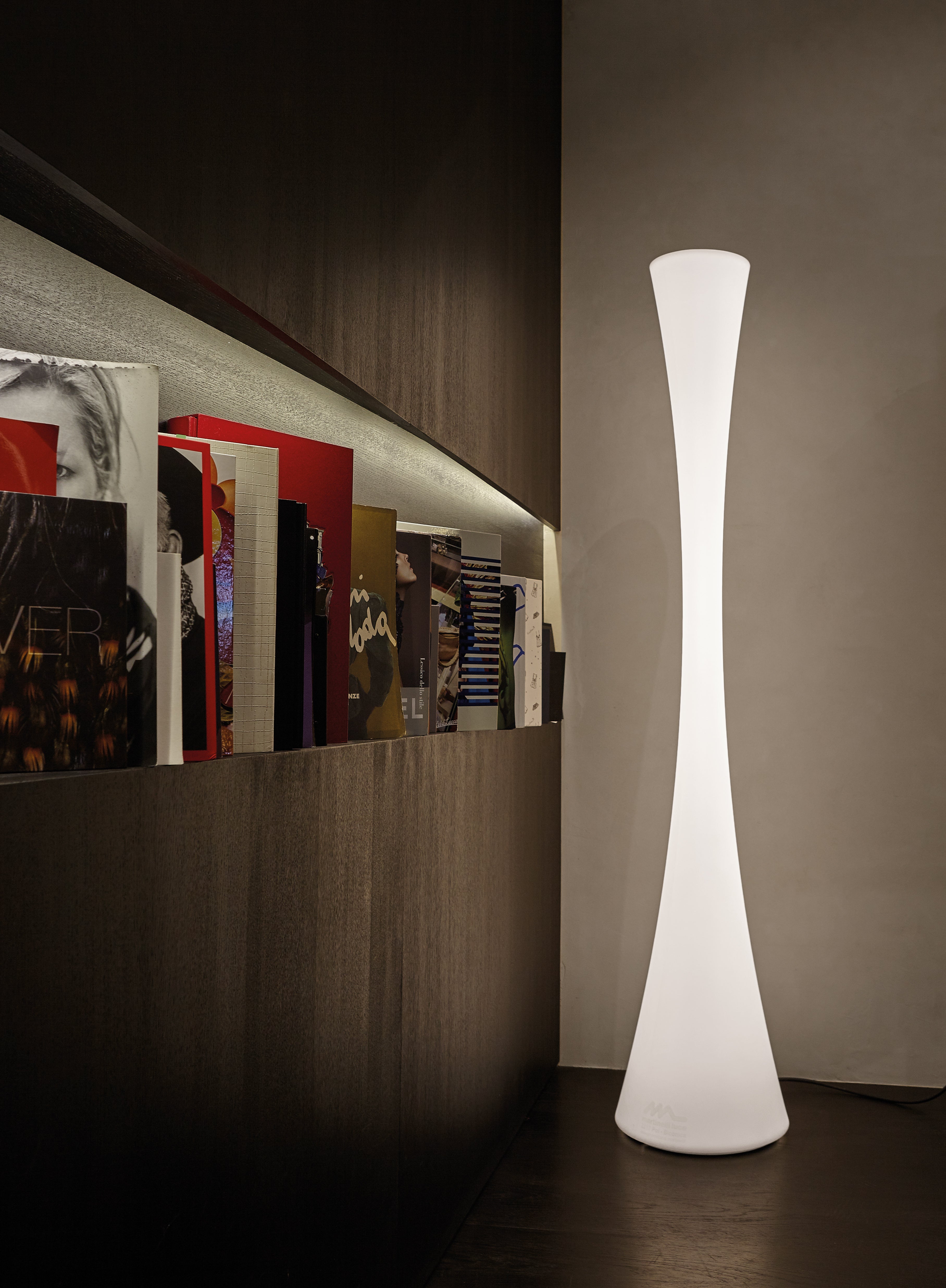 BICONICA Floor Lamp in Glossy Black