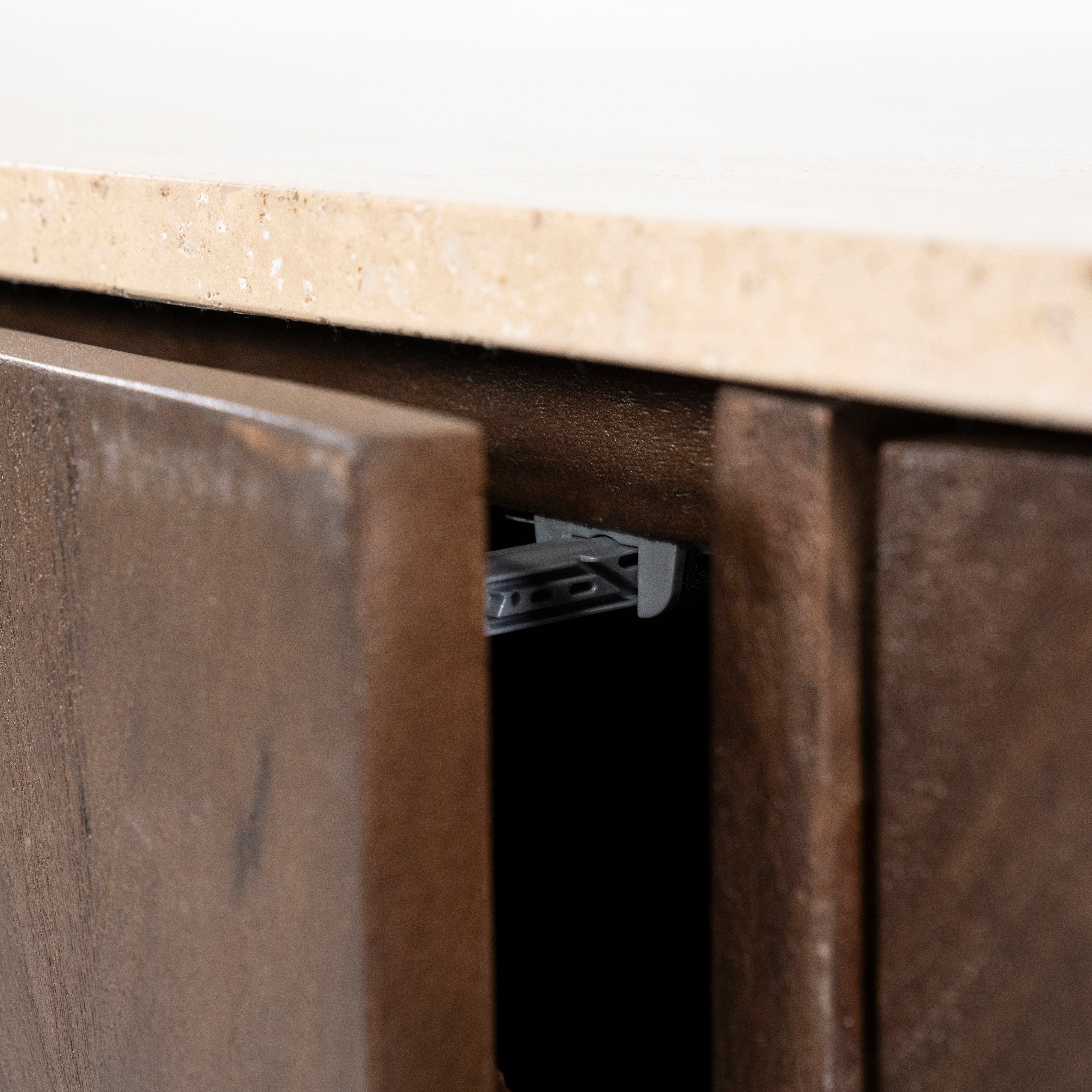 Komoda LIO brązowe drewno mango z trawertynem