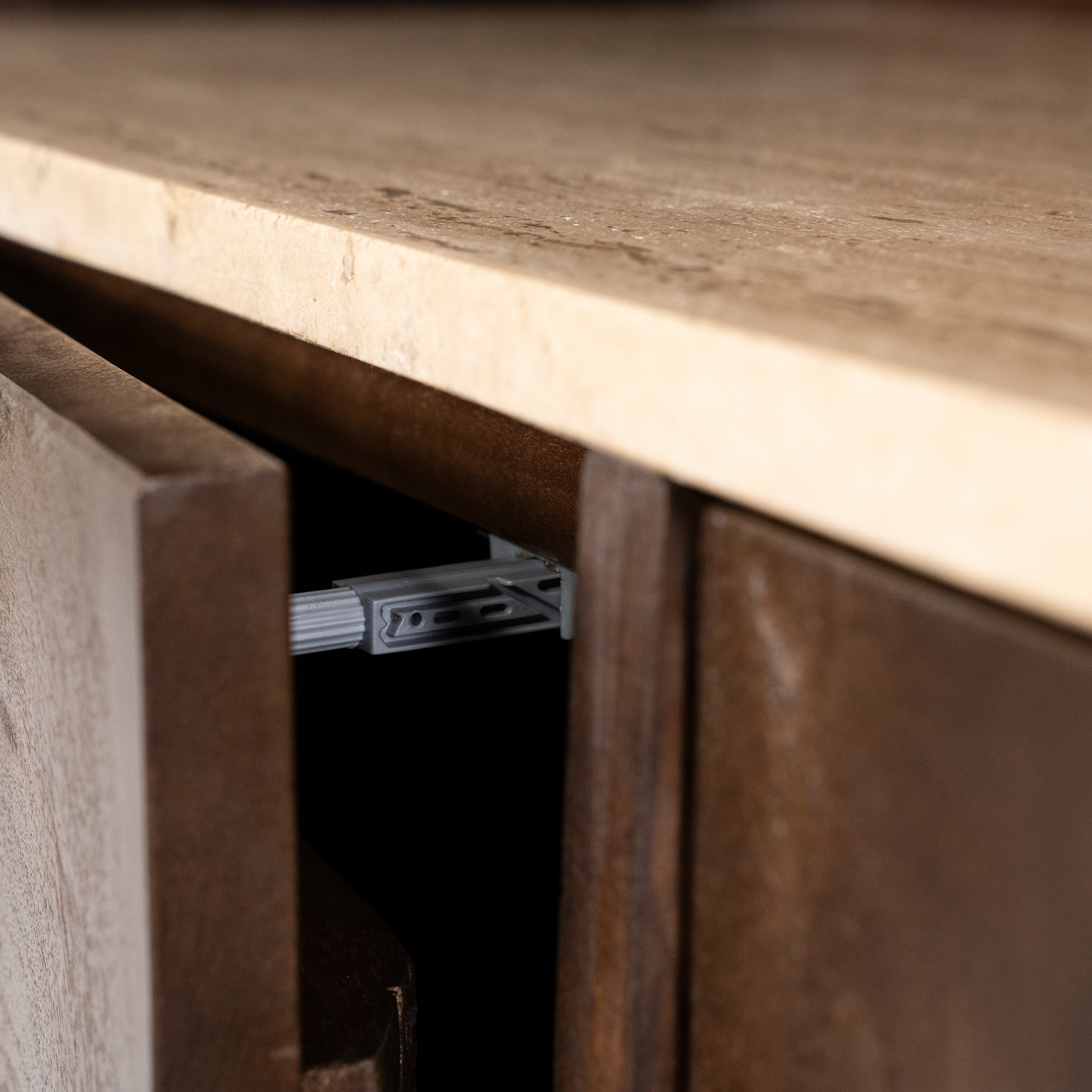 Regál LIO brązowe drewno mango z trawertynem