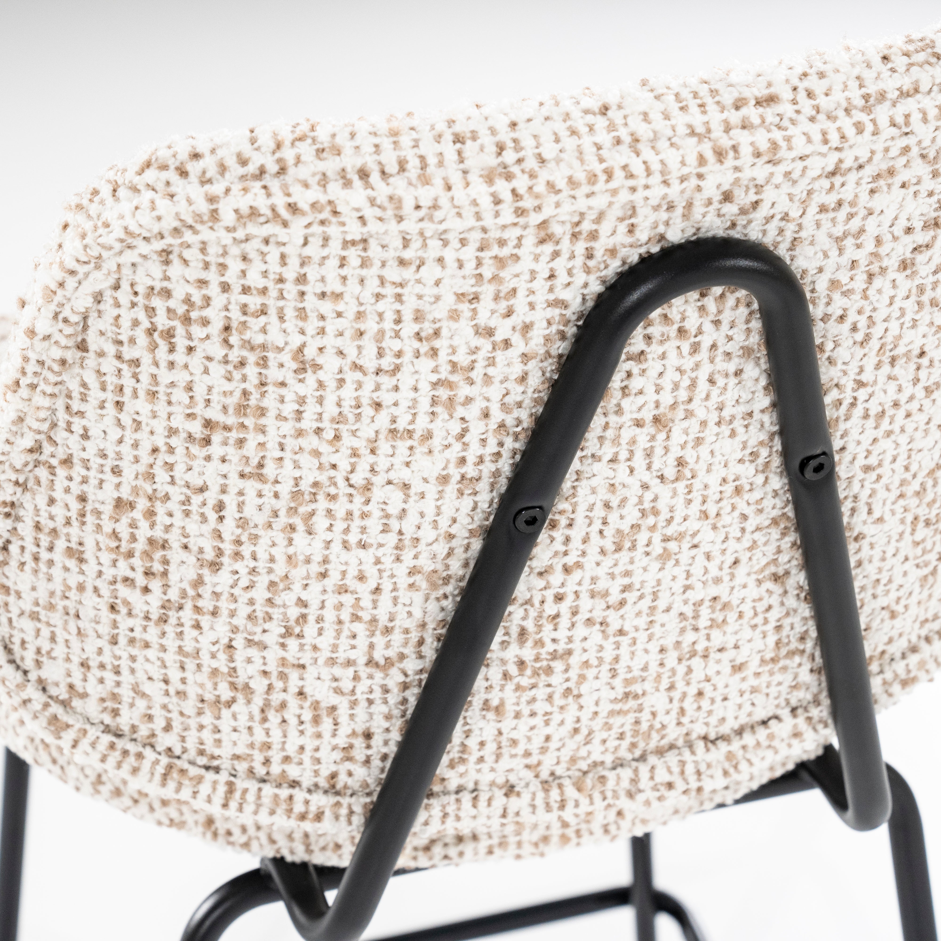 Hocker JON beige mit schwarzem Fuß