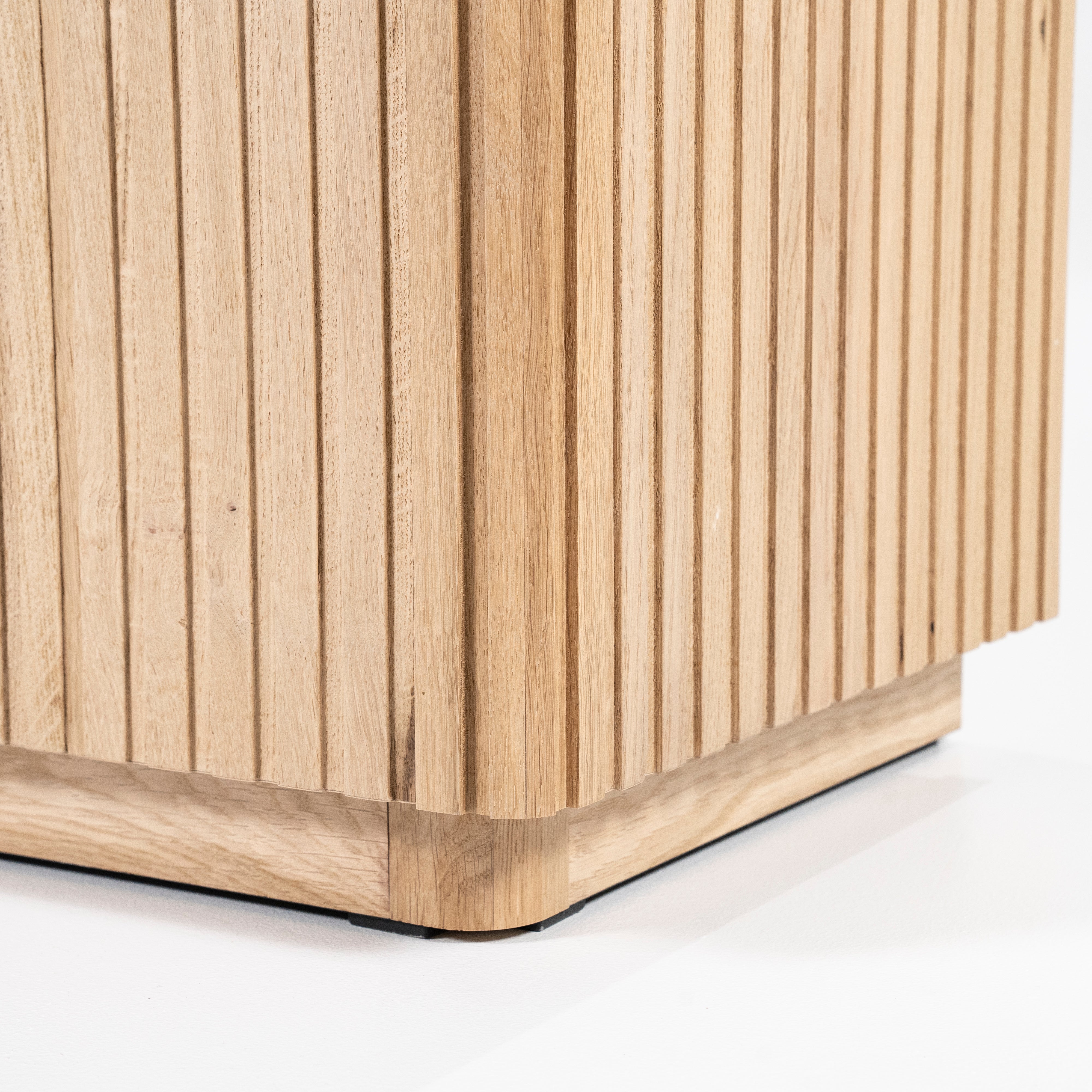 ROSENBORG oak wood chest of drawers