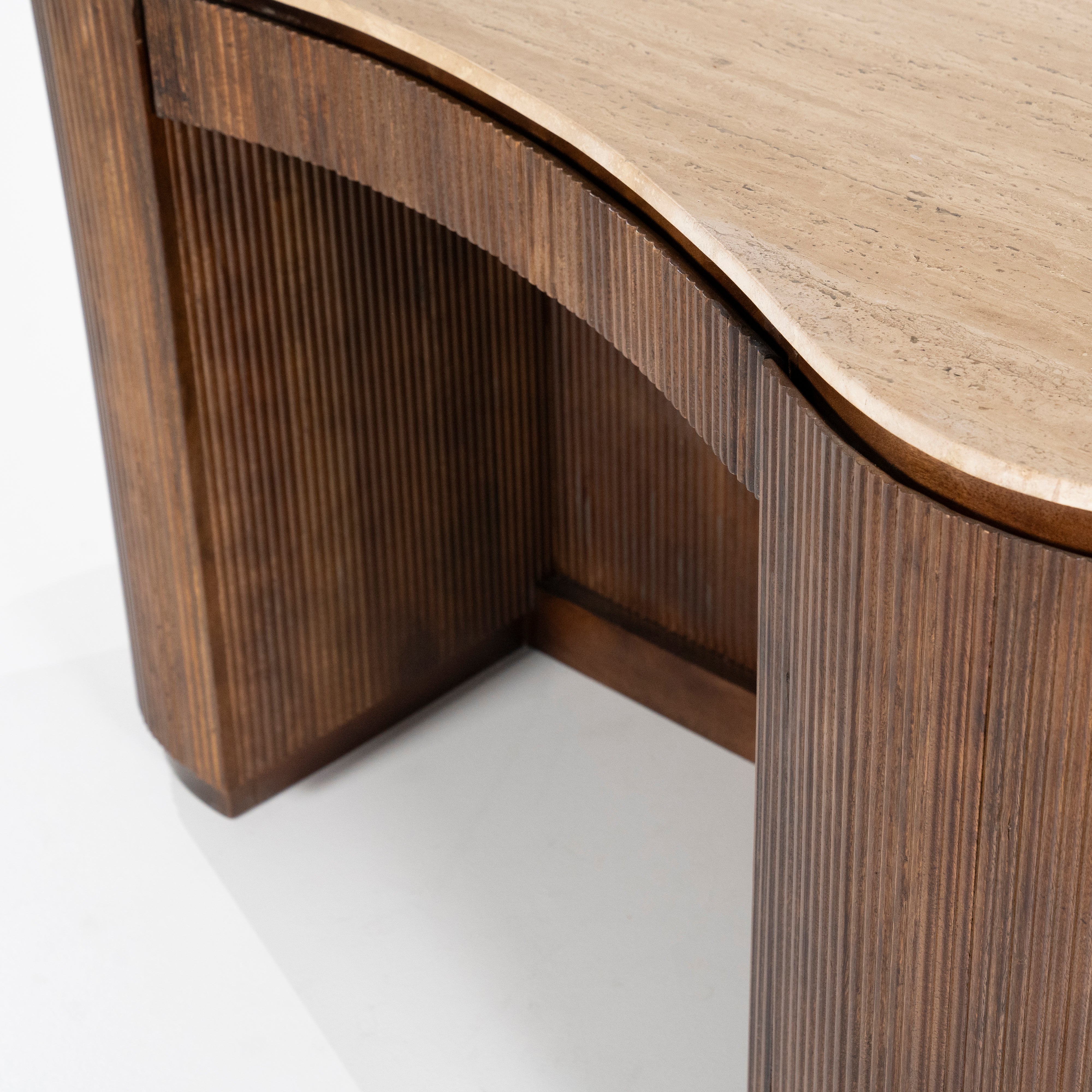 Schreibtisch MARI aus Mangoholz mit einer Tischplatte aus Travertin