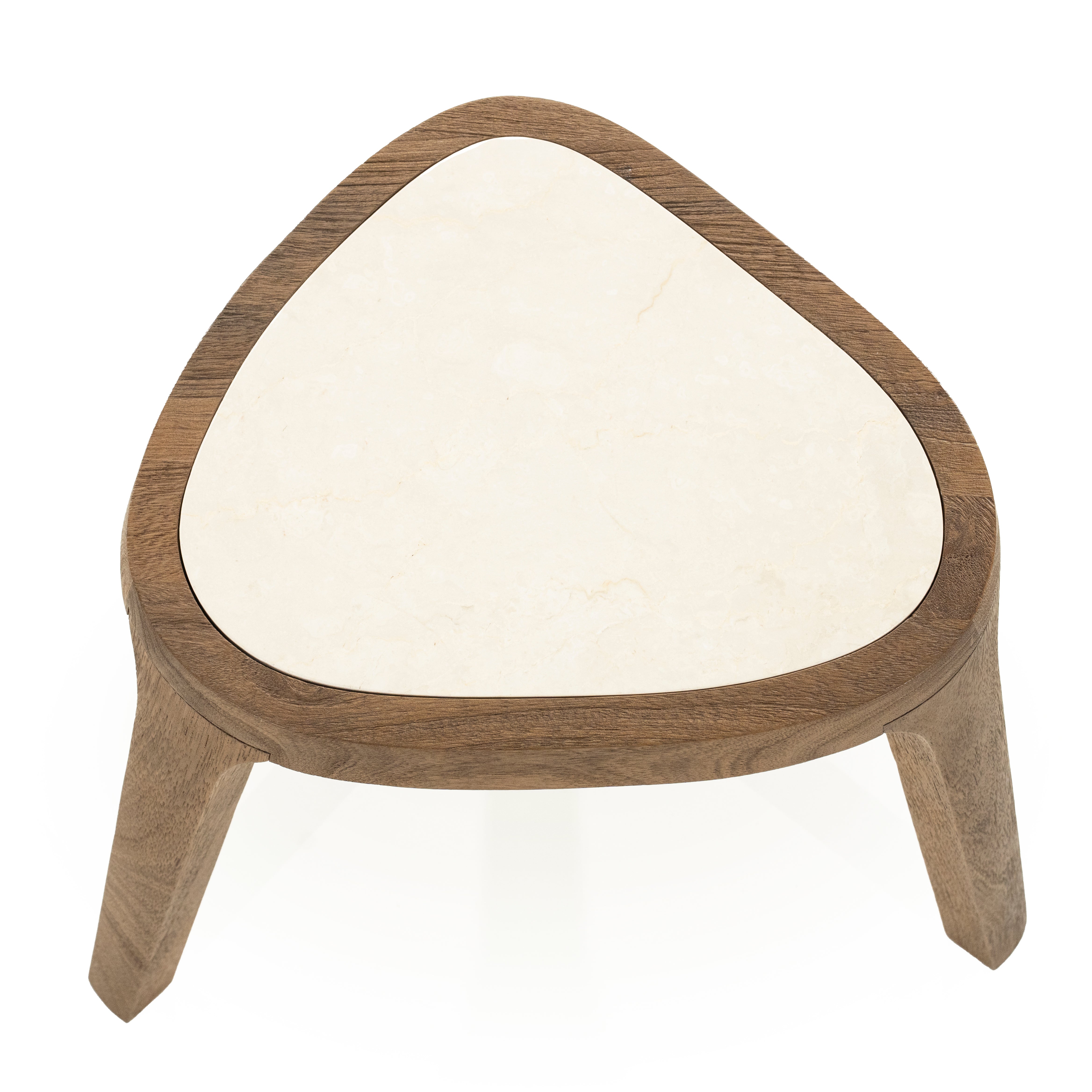 Stolik boczny FRED kremowy marmur z drewnianą podstawą
