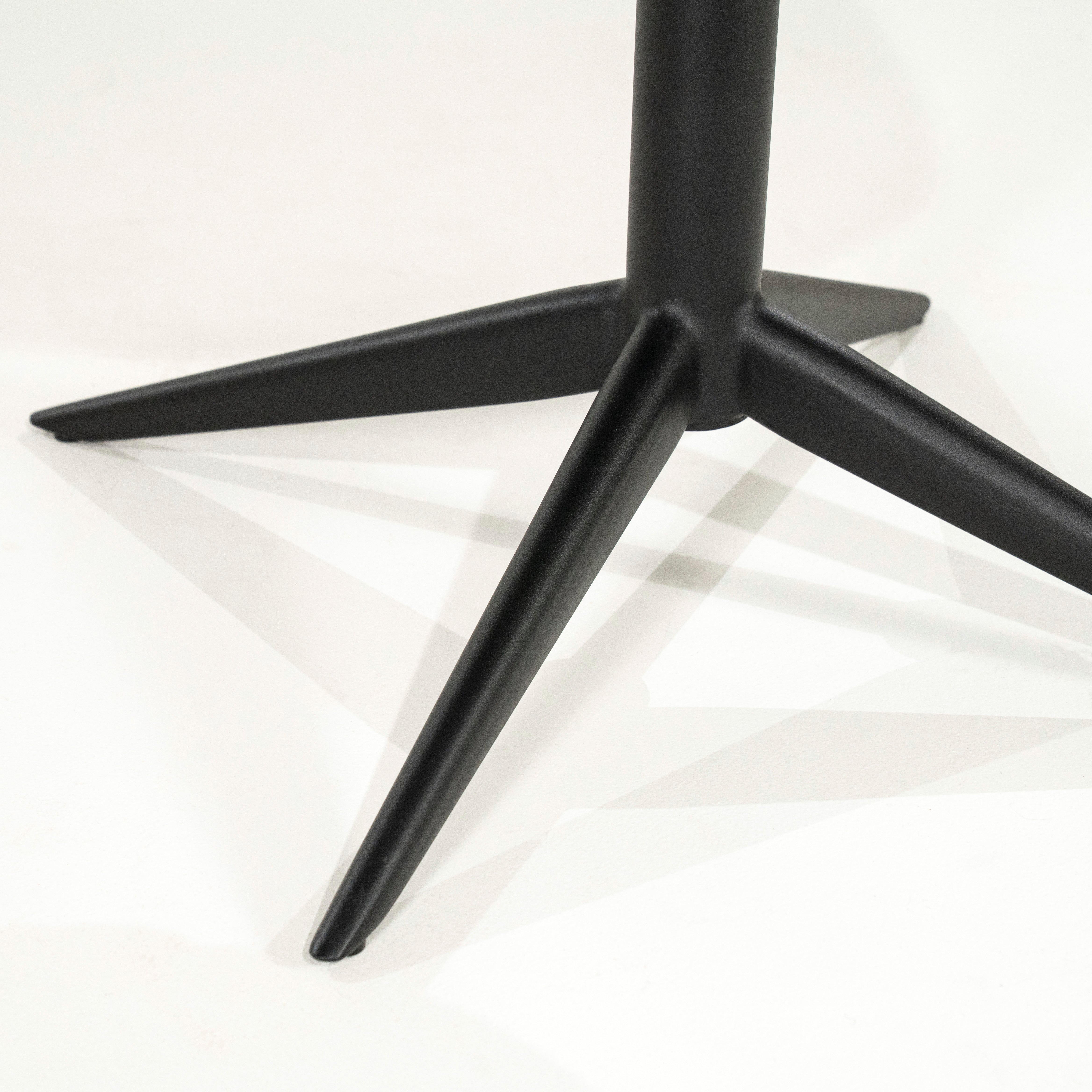 Drehstuhl NOL taupe mit schwarzem Fuß