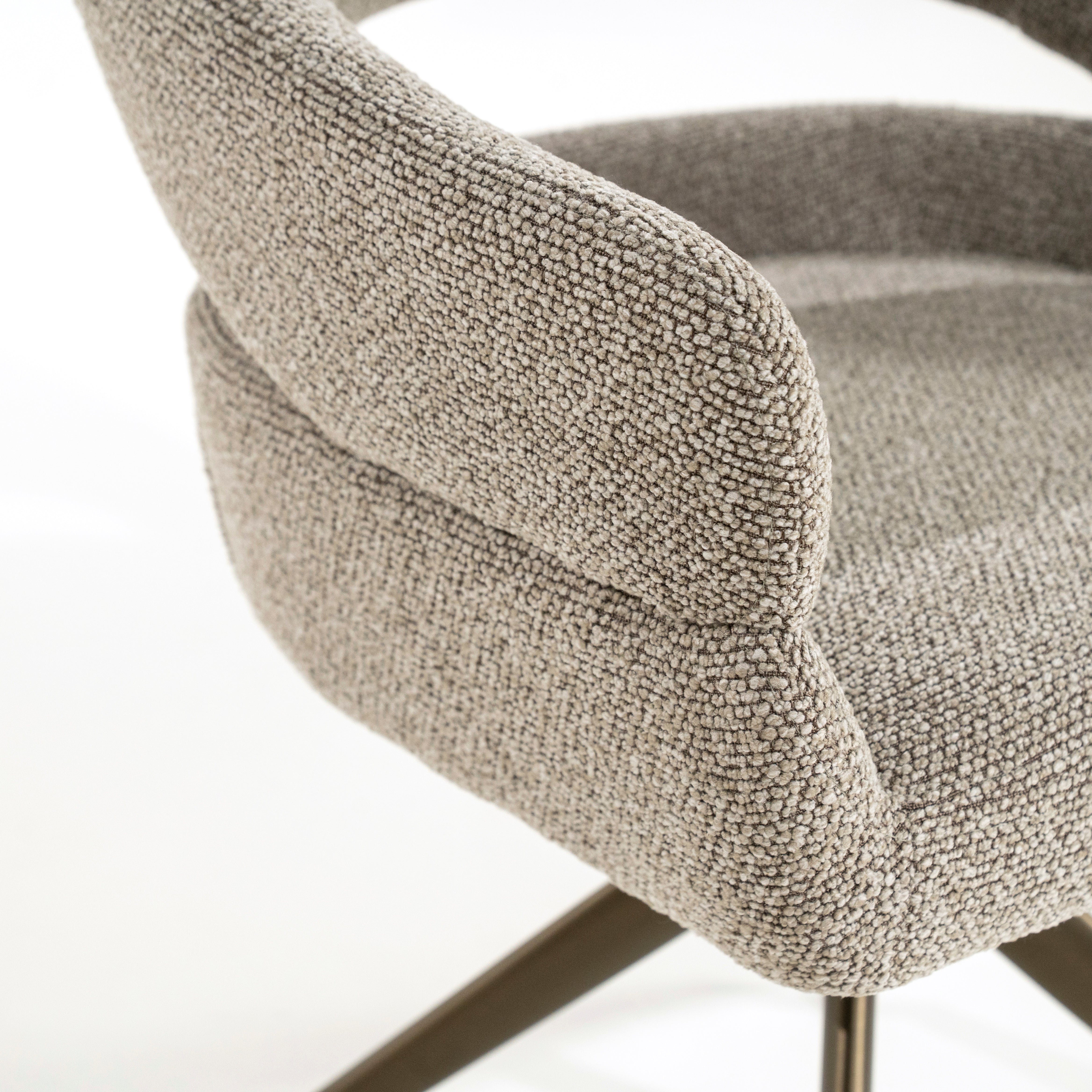 Drehstuhl HAILEY taupe mit dunkelbraunem Fußteil