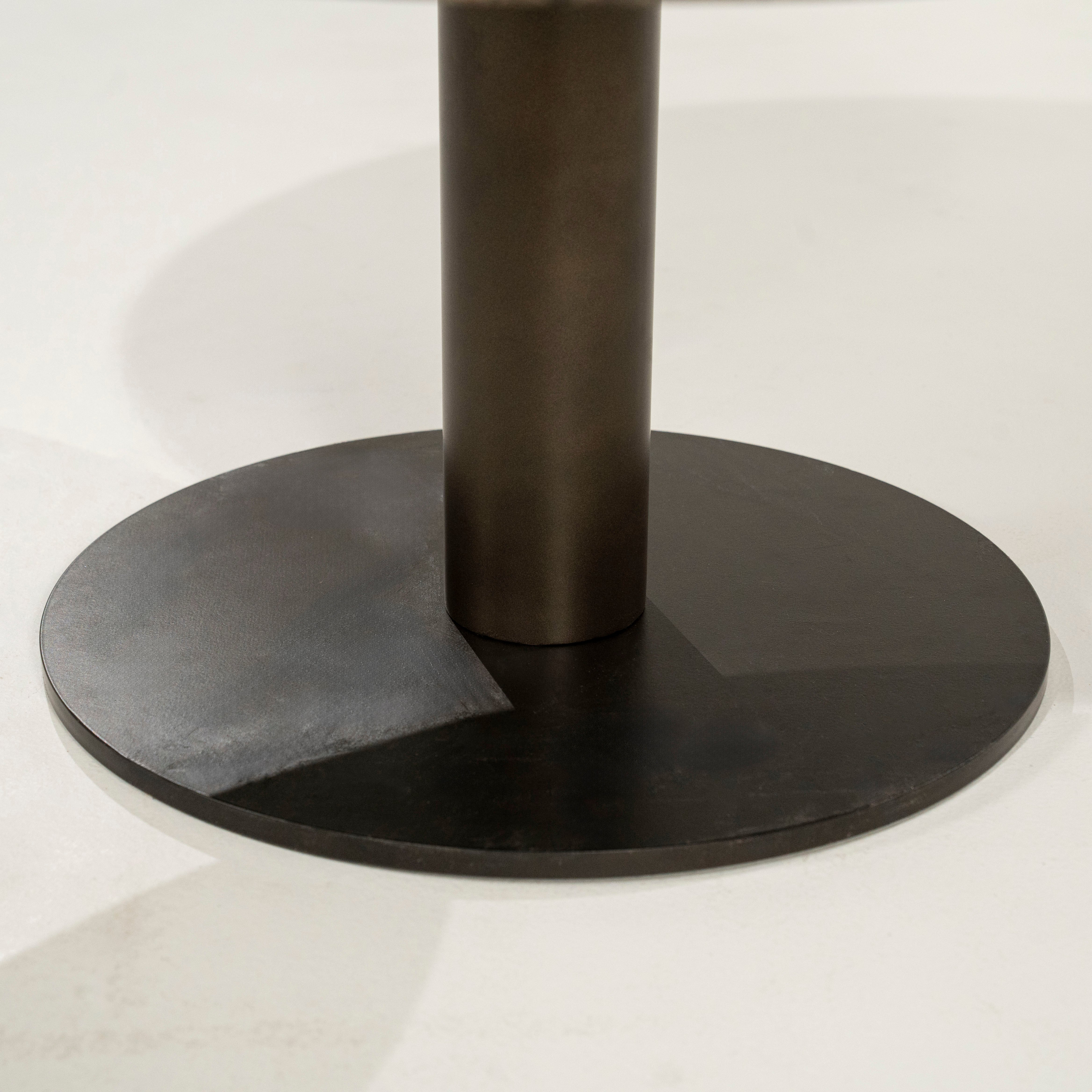 Kaffeetisch LUIGI brauner Marmor mit Metallbasis