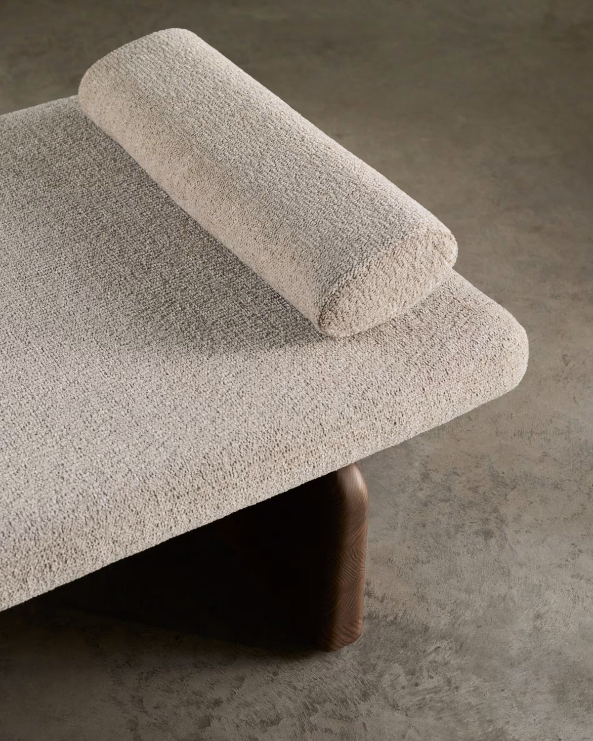 TOPAZ Beige Chenille-Tagesbett mit Untergestell aus dunkler Esche