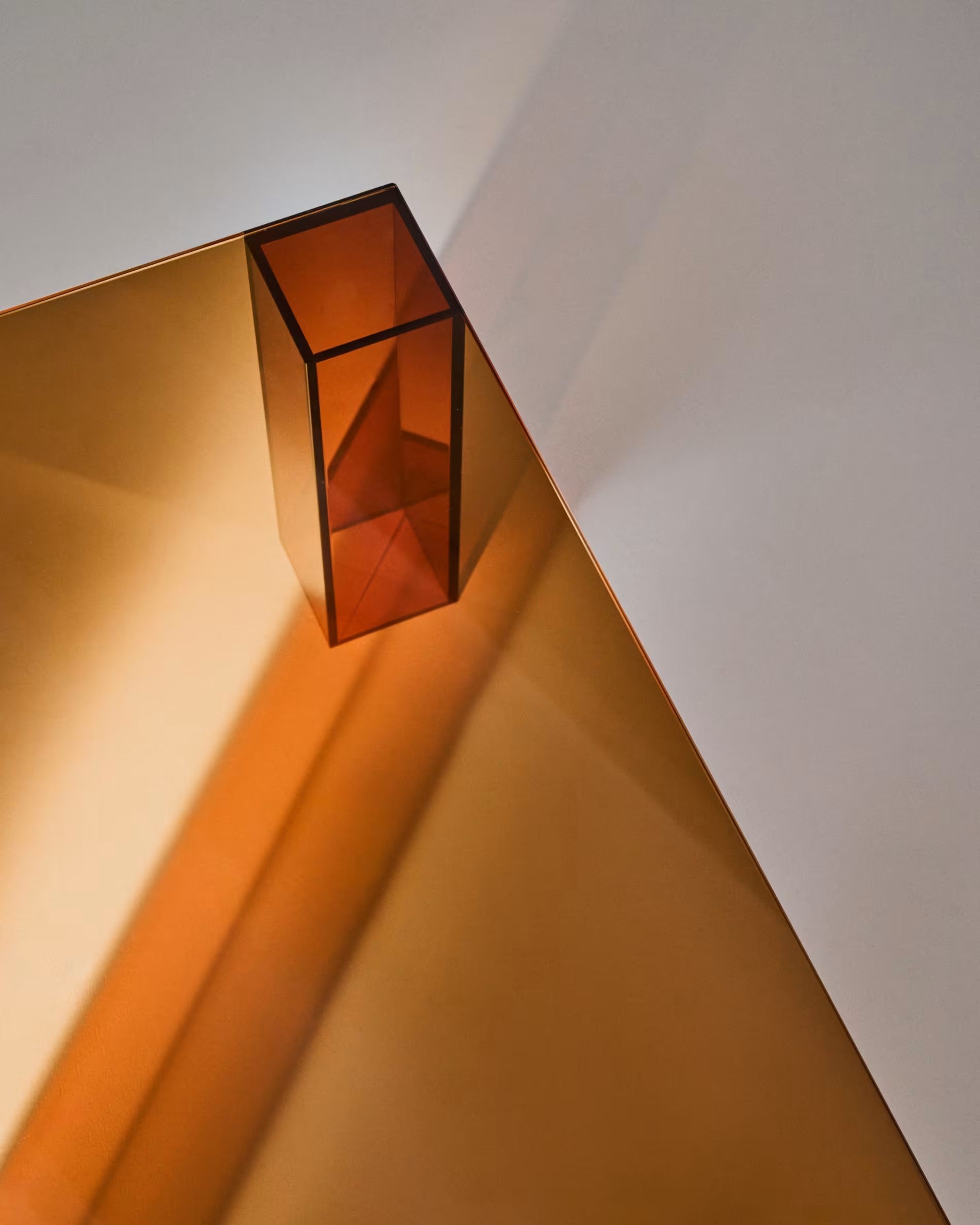 Quadratischer Couchtisch ADULARIA mit braunem, gehärtetem Glas