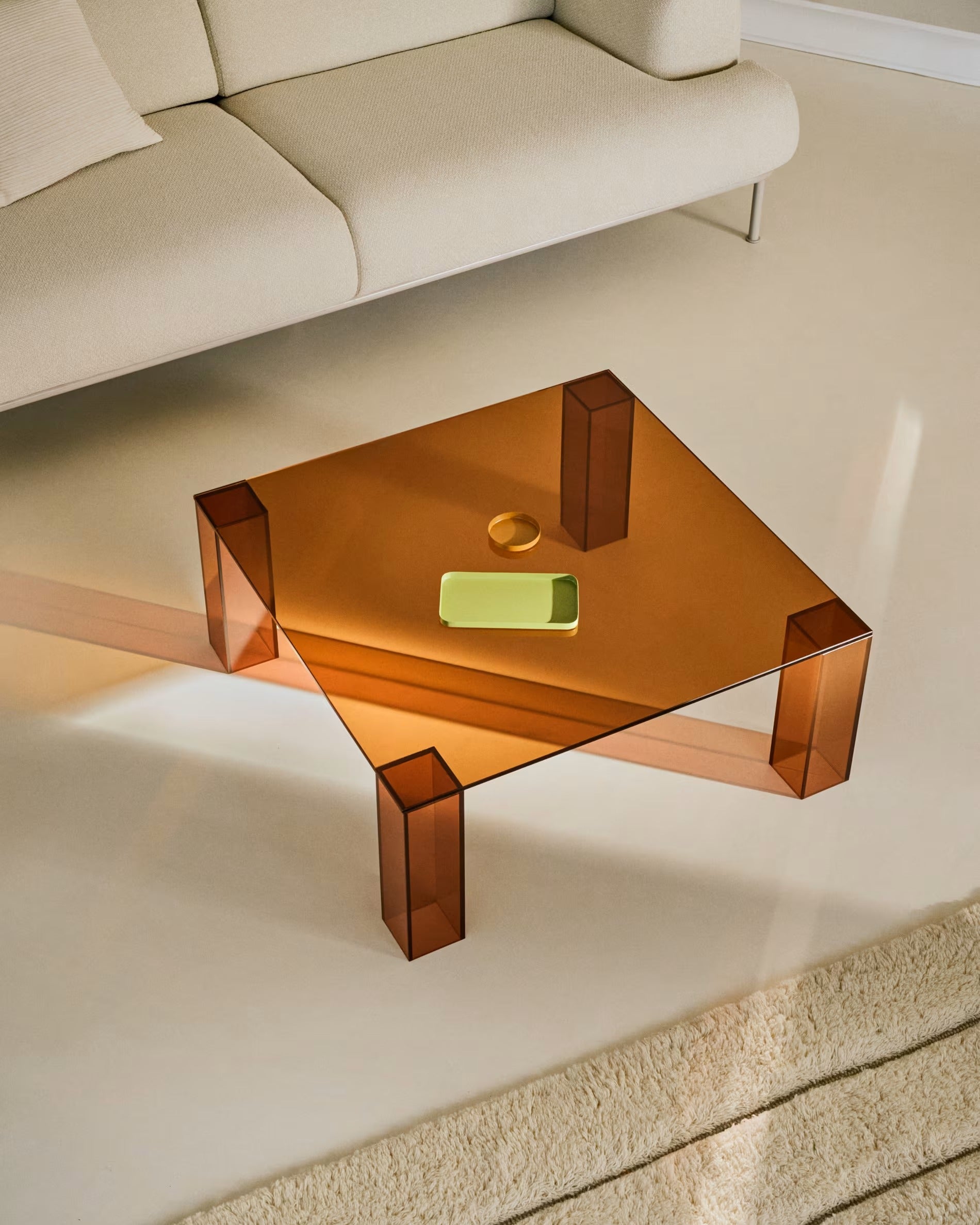 Quadratischer Couchtisch ADULARIA mit braunem, gehärtetem Glas