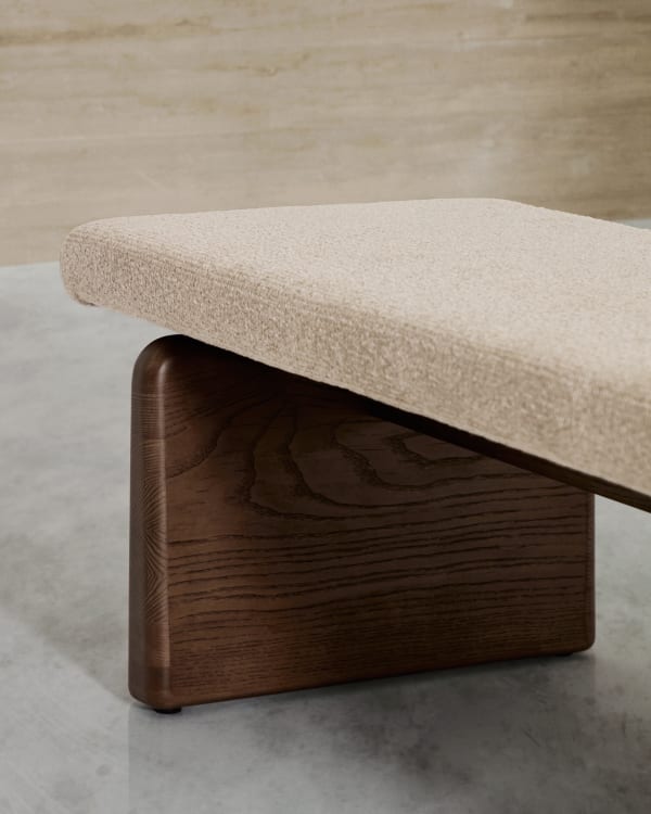 TOPAZ beige Chenille-Bank mit dunklem Eschenholzgestell