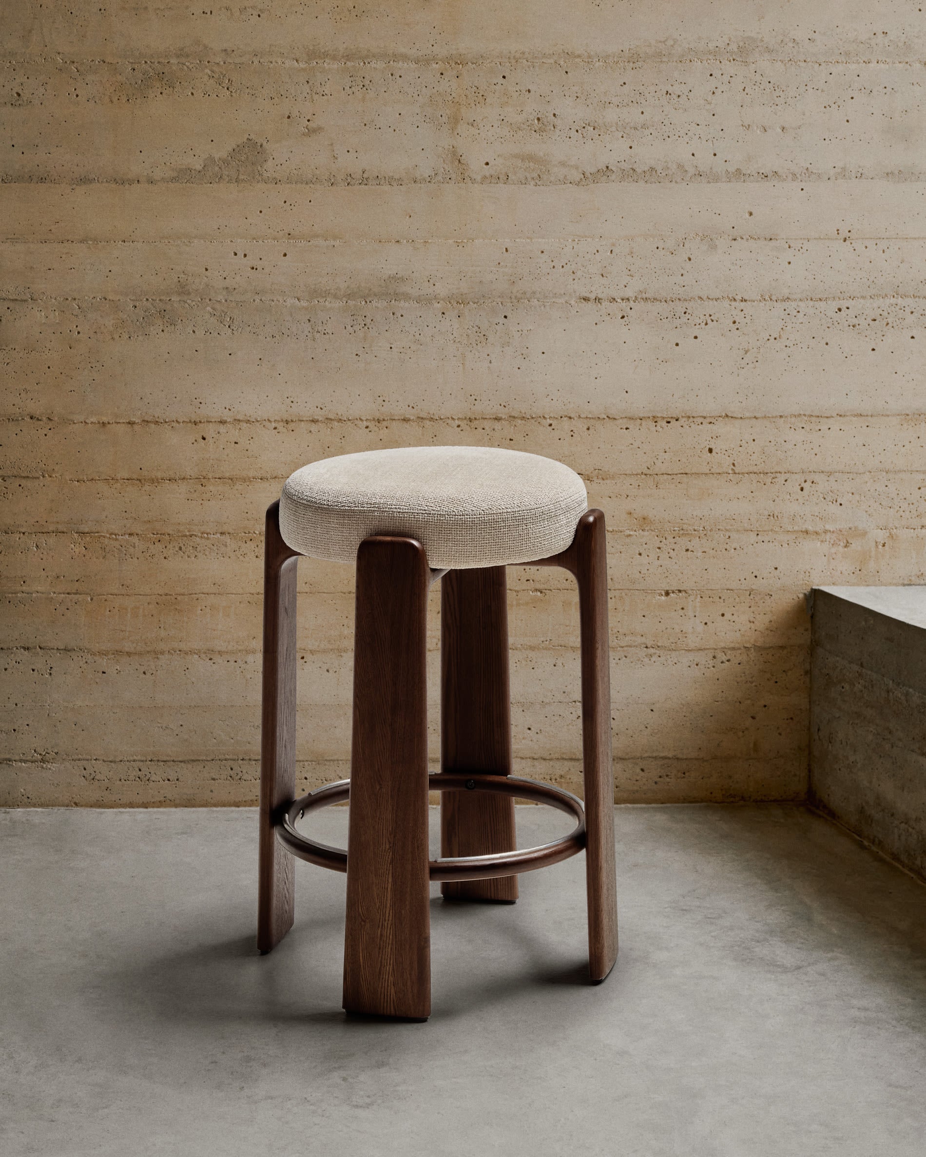 Barhocker GRANITE beige Chenille mit dunklem Eschenfuß