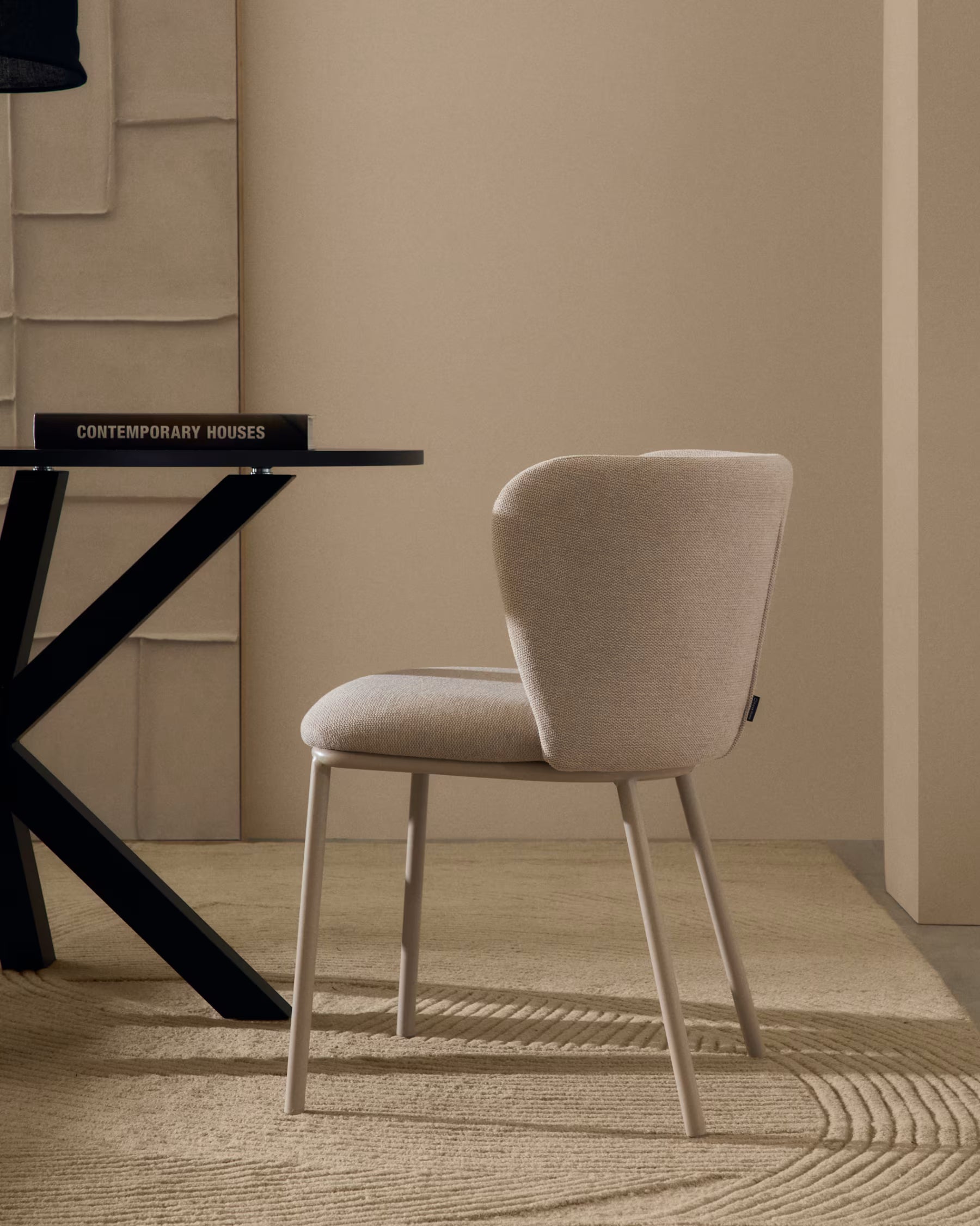 Stuhl im Ciselia Beige im siielilianischen Stoff mit einer beige Basis