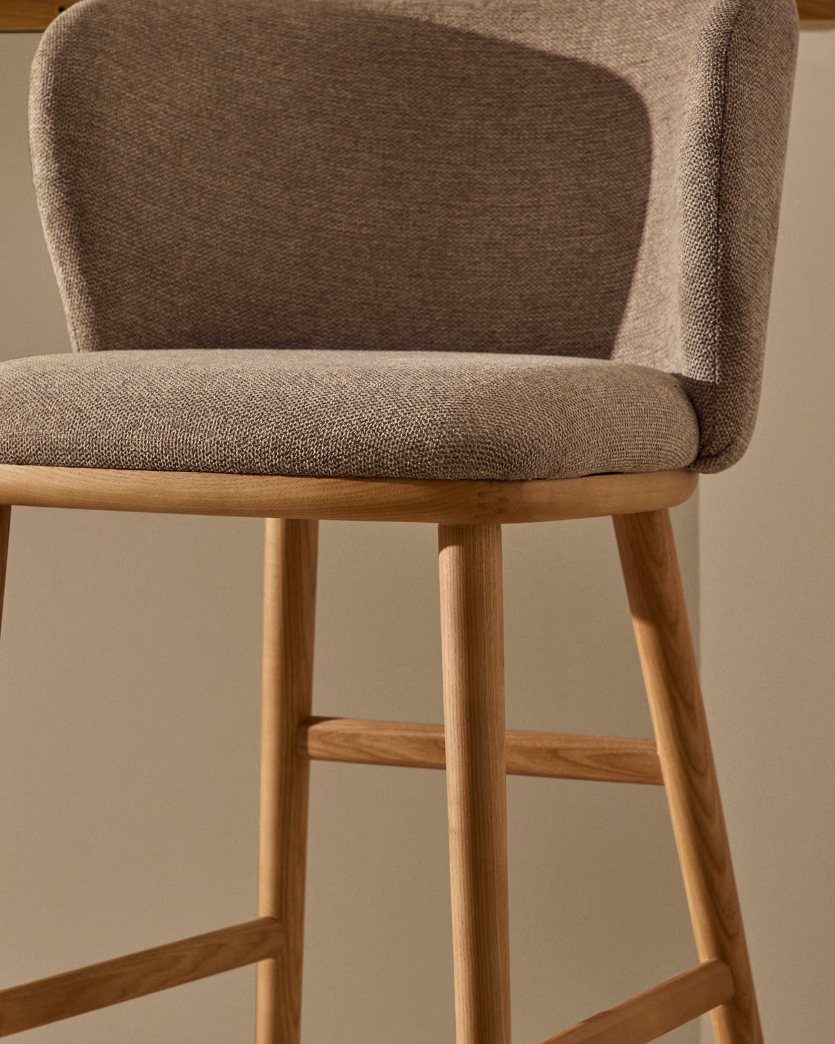 Barhocker CISELIA hellbrauner Chenille mit heller Eschenbasis