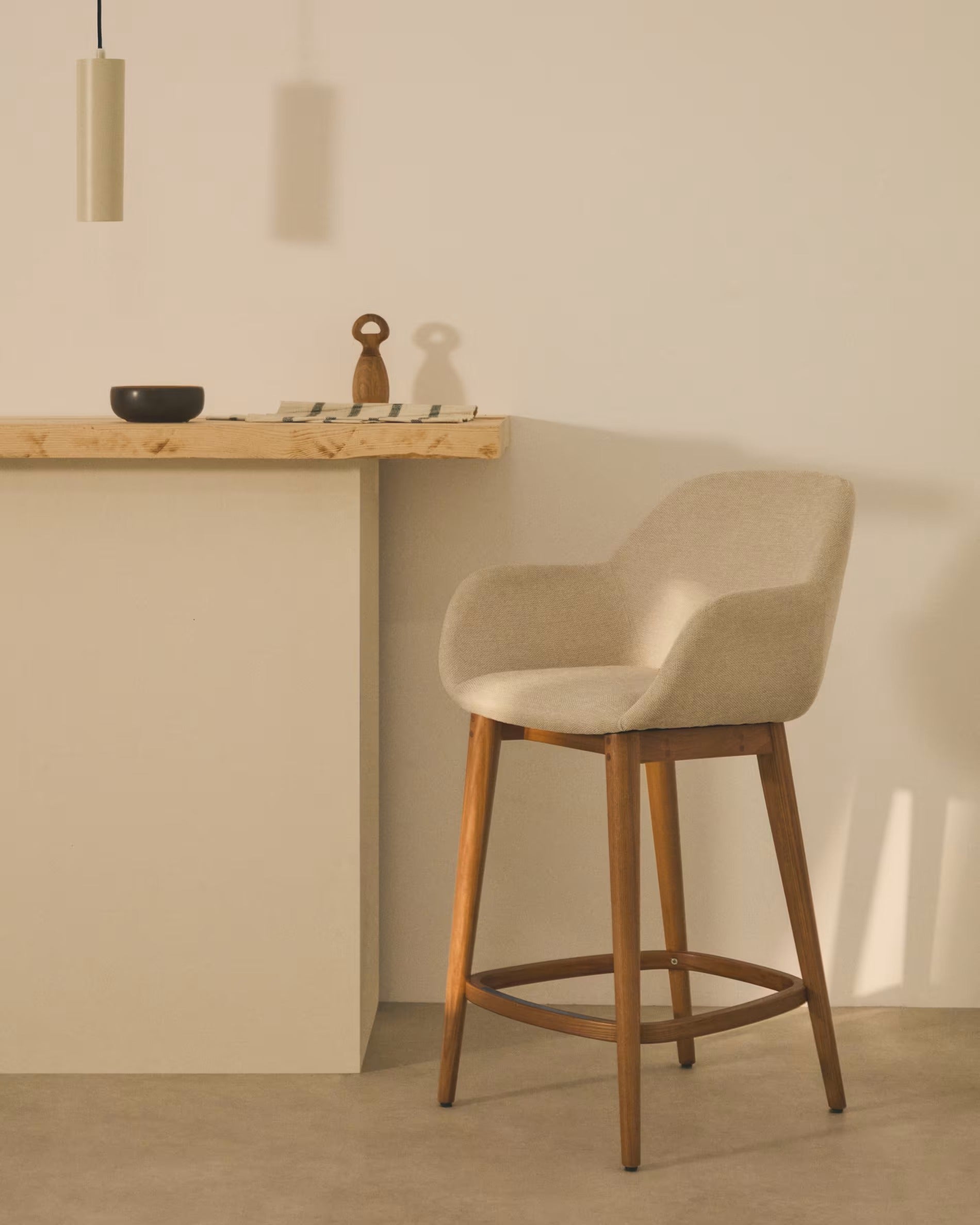 Reitstuhl Beige mit einer dunklen Holzbasis